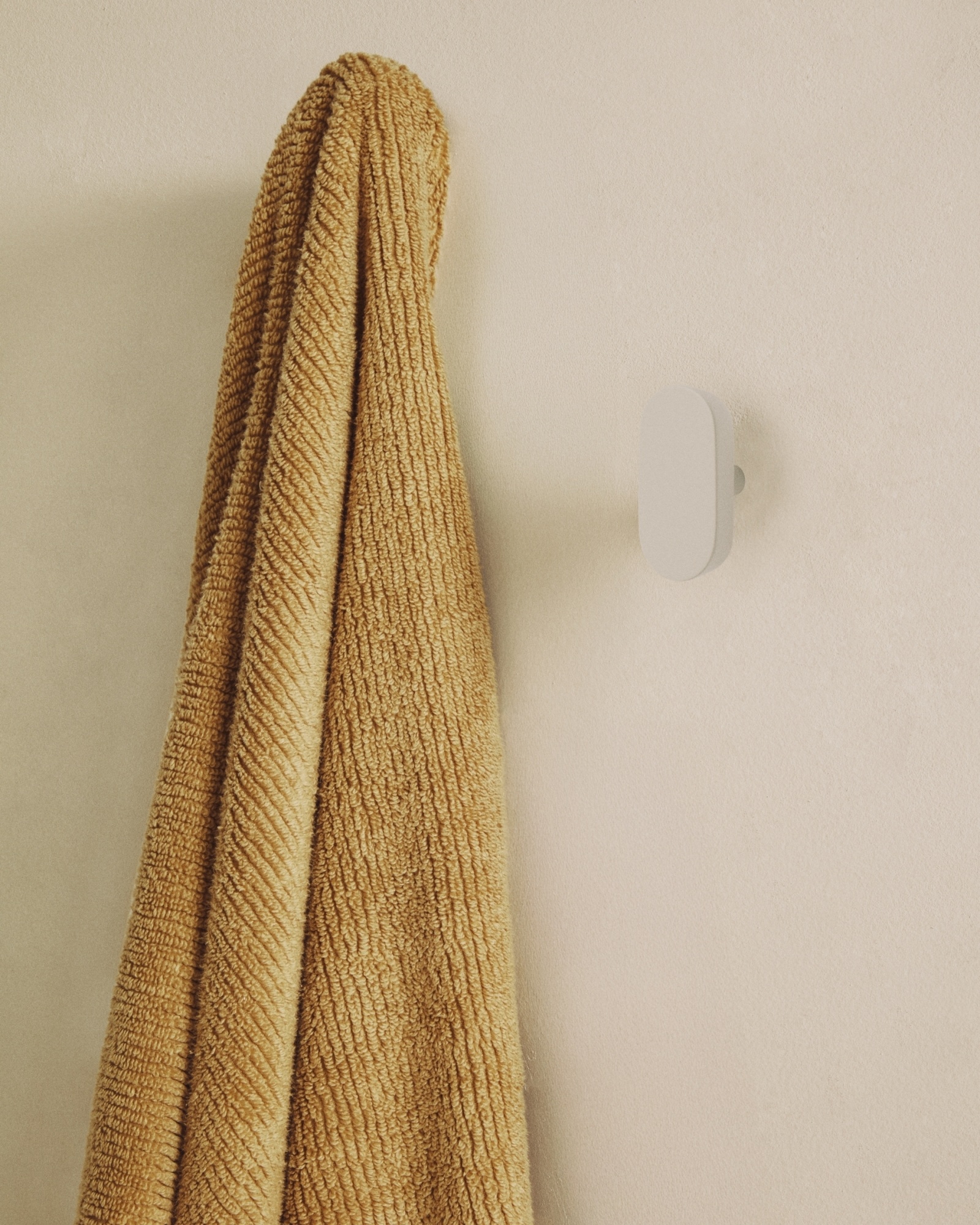 Набор из 2 вешалок Arely из бука с бежевым лаковым покрытием, 6,5 см/10 см La Forma (ex Julia Grup)