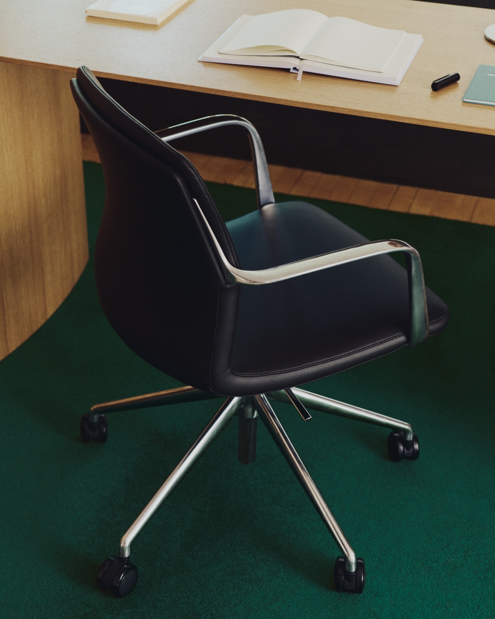 Офисный стул Nerlan из черной экокожи с алюминиевой рамой La Forma (ex Julia Grup)