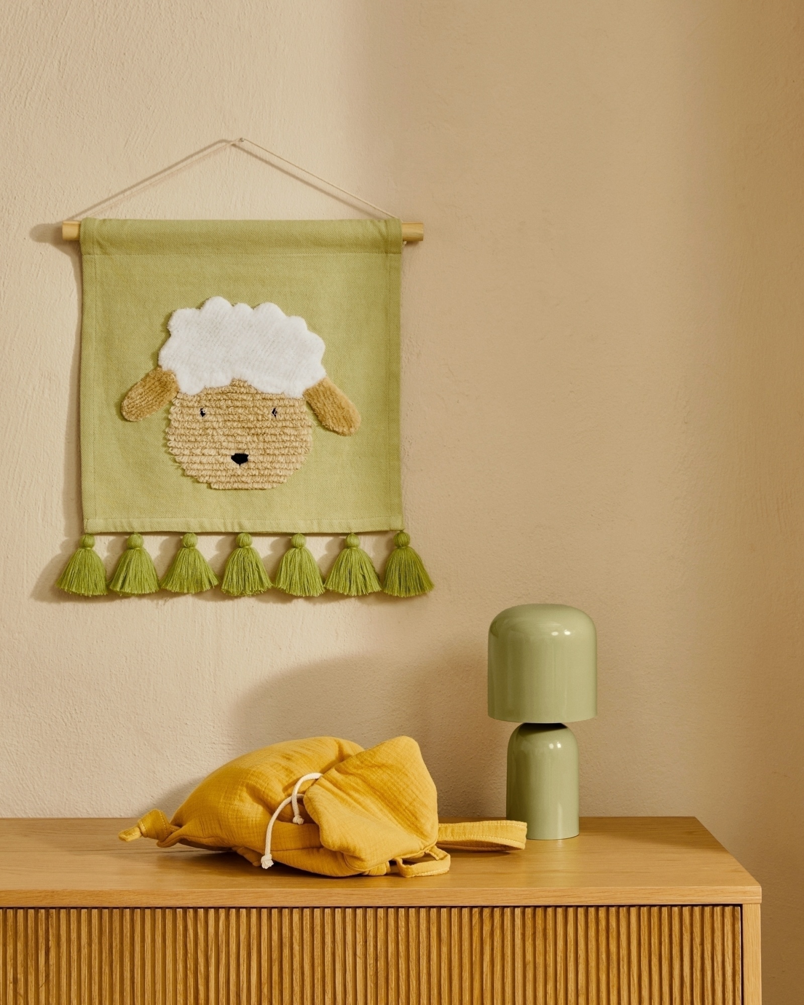 Настенный гобелен Milu из зеленого хлопка с овцой и зелеными кисточками La Forma (ex Julia Grup)