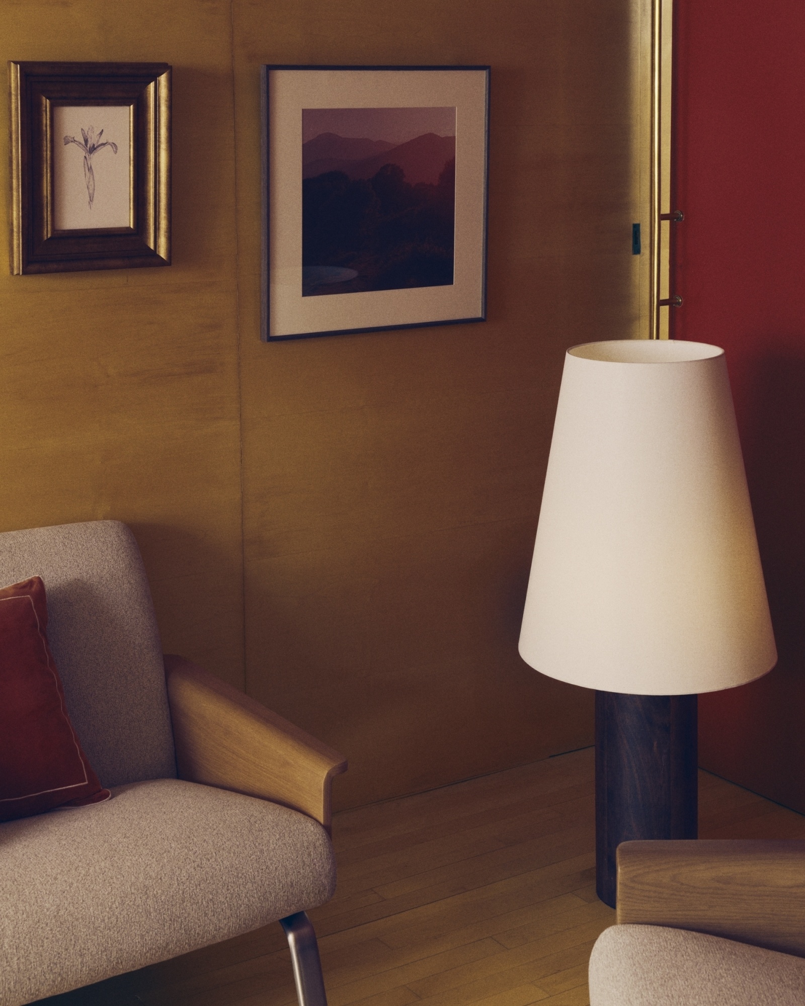 Торшер Marga из массива каучукового дерева с темной отделкой La Forma (ex Julia Grup)