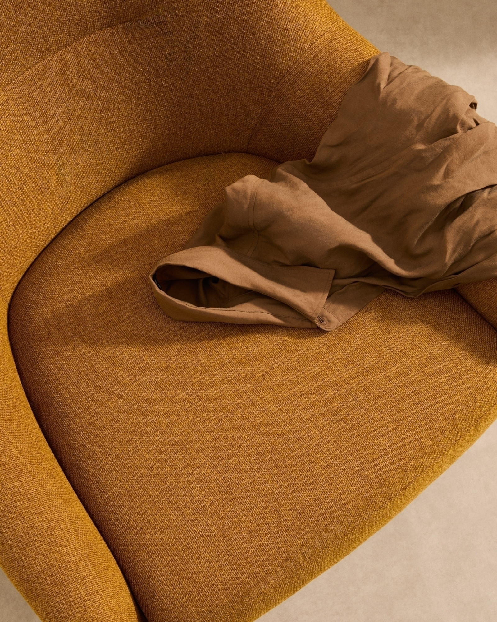 Кресло Candela горчичного цвета La Forma (ex Julia Grup)