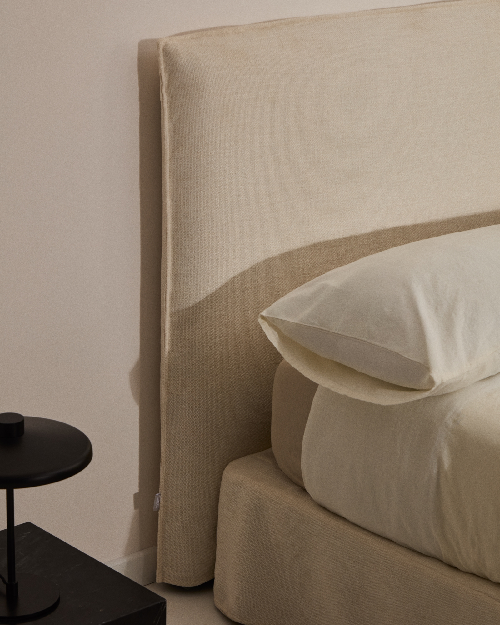 Изголовье кровати Jaira из белого шенилла со съемным чехлом для кроватей шириной до 160 см La Forma 447733