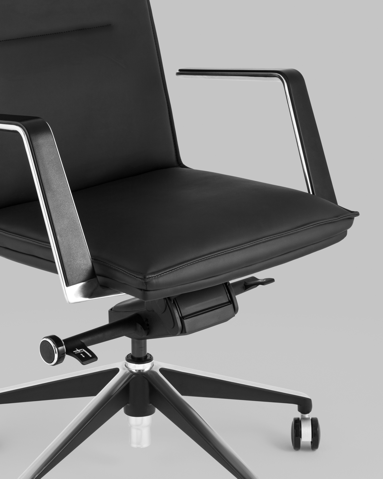 Кресло офисное TopChairs Arrow черный Stool Group