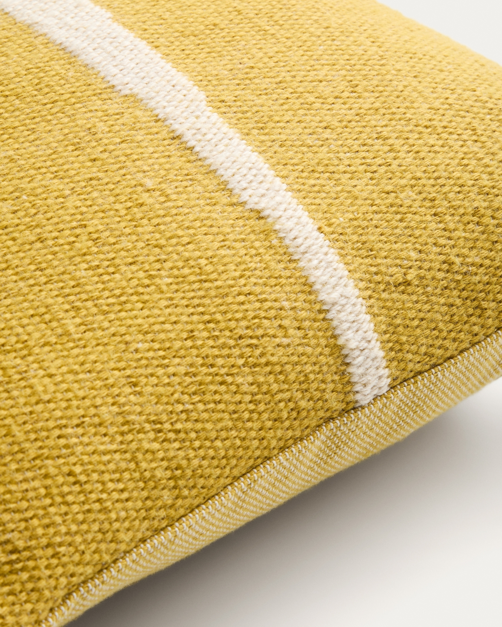 Чехол для подушки Daila желтого цвета 100% ПЭТ с рисунком в стиле икат 50 x 50 см La Forma 481387