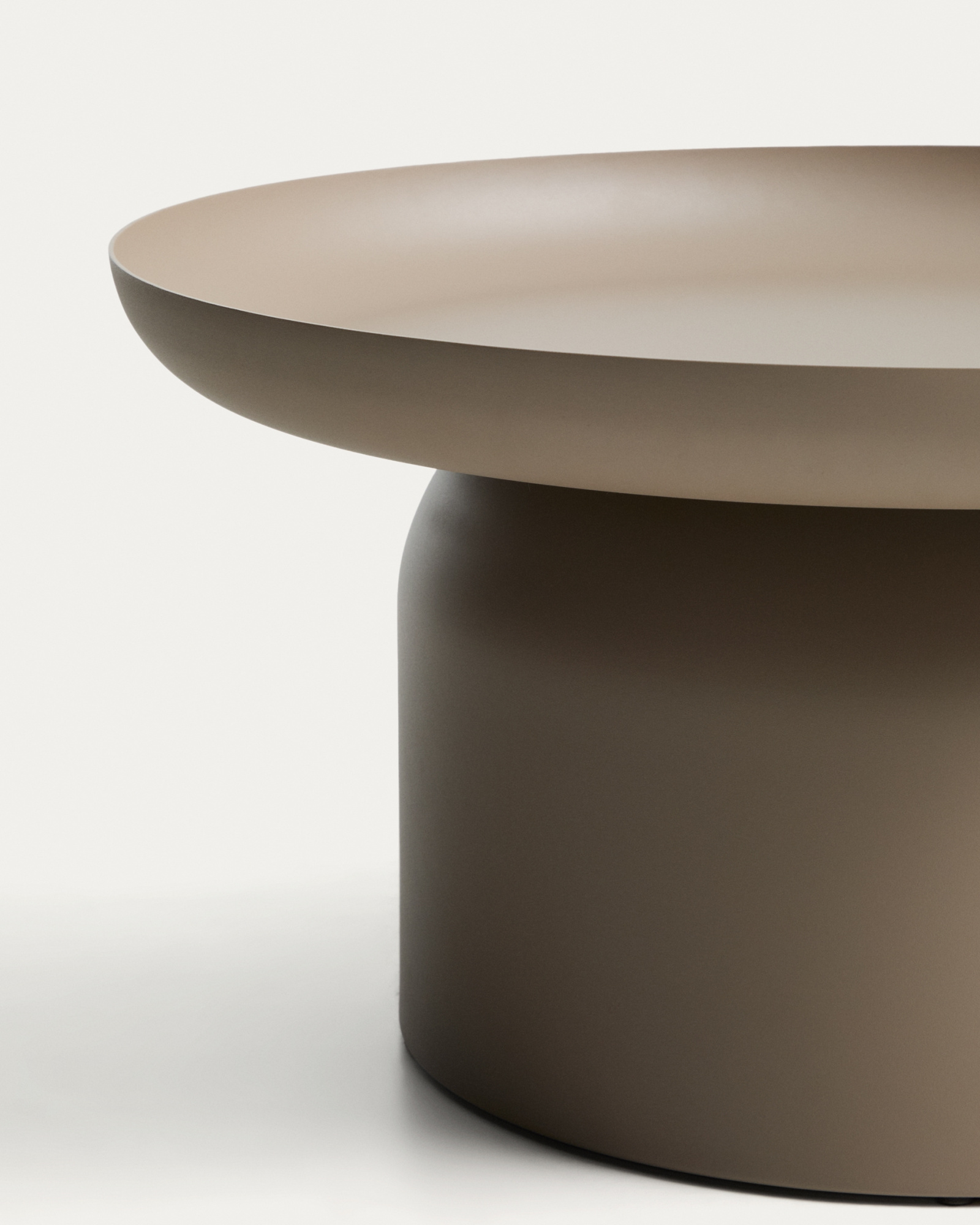 Уличный столик Arcola из алюминия цвета таупе, диаметр 70 см La Forma 482187