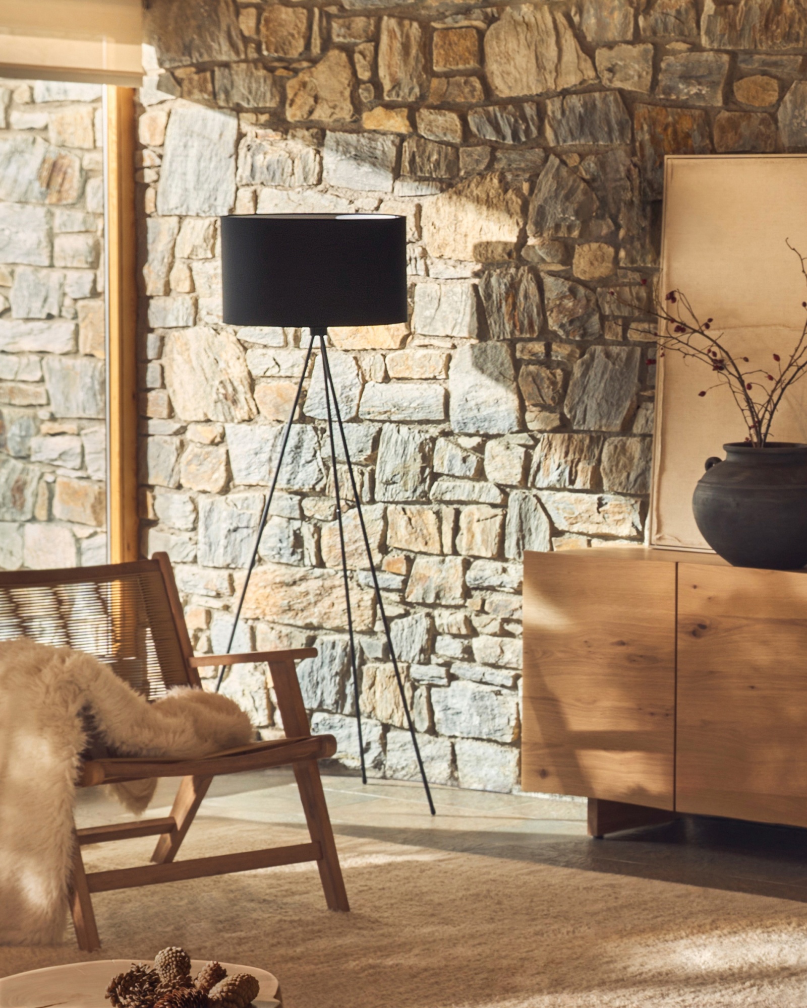 Металлический торшер Ikia с черным покрытием La Forma (ex Julia Grup)