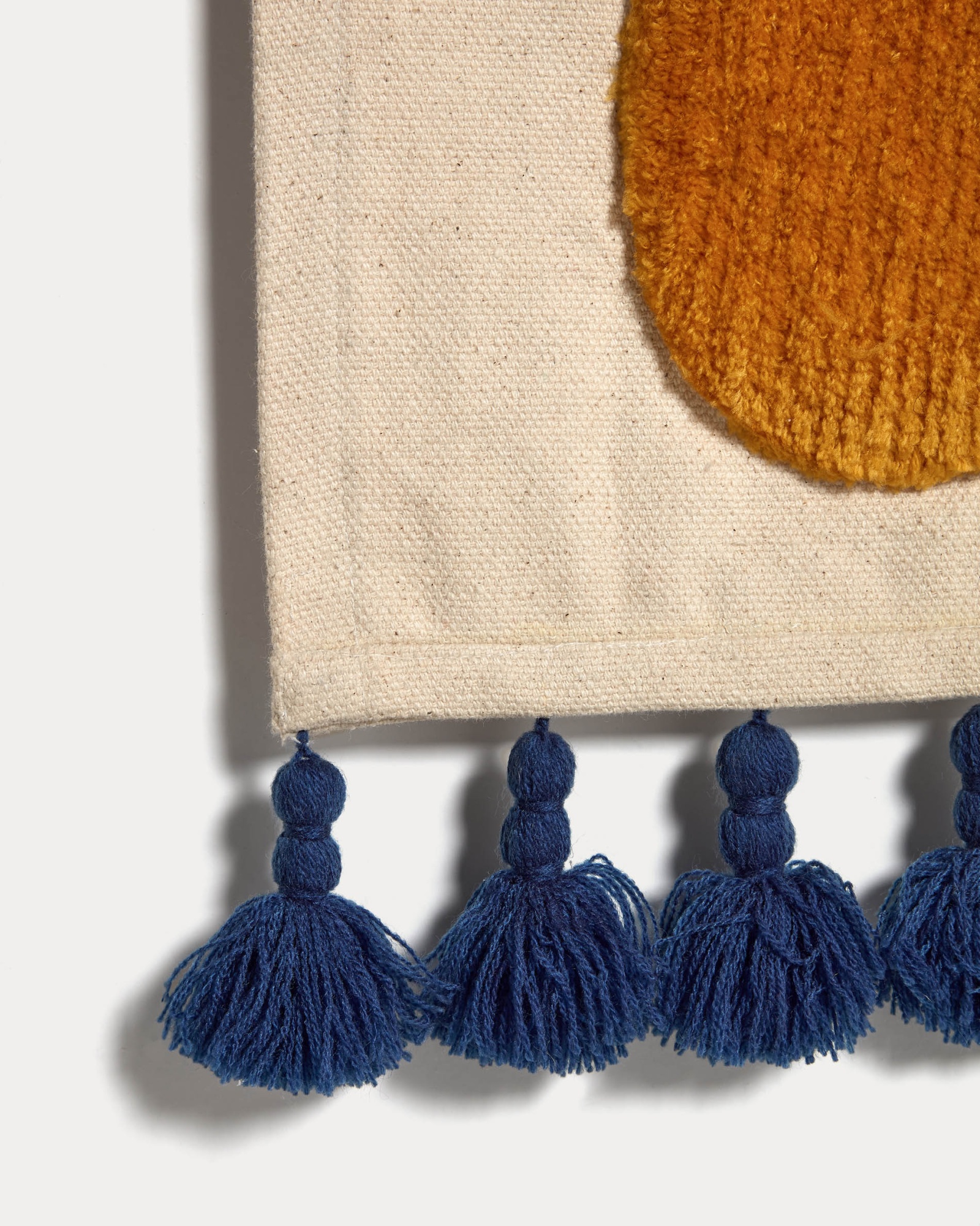 Гобелен Amarantha из 100% хлопка с желтым яблоком и синими кисточками белого цвета 30 x 30 см La Forma (ex Julia Grup)