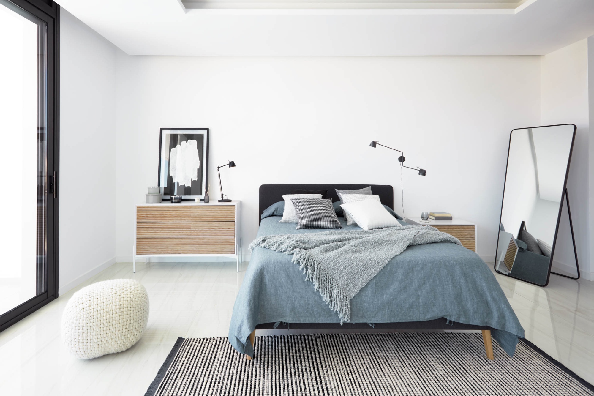 Чехол для подушки Idaira из 100% льна в черно-белую полоску 45 x 45 см La Forma (ex Julia Grup)