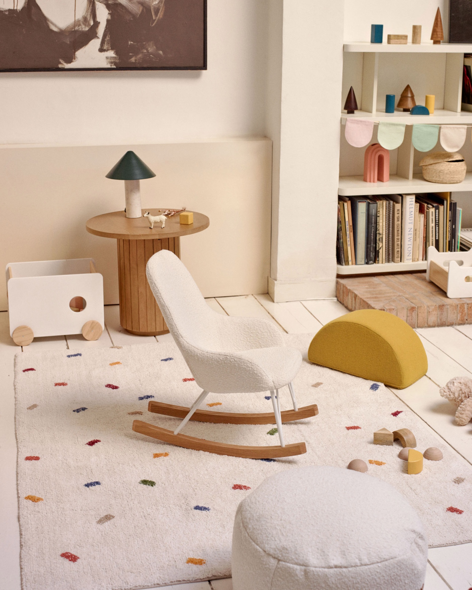 Детское кресло-качалка Joey из белой ткани букле La Forma (ex Julia Grup)