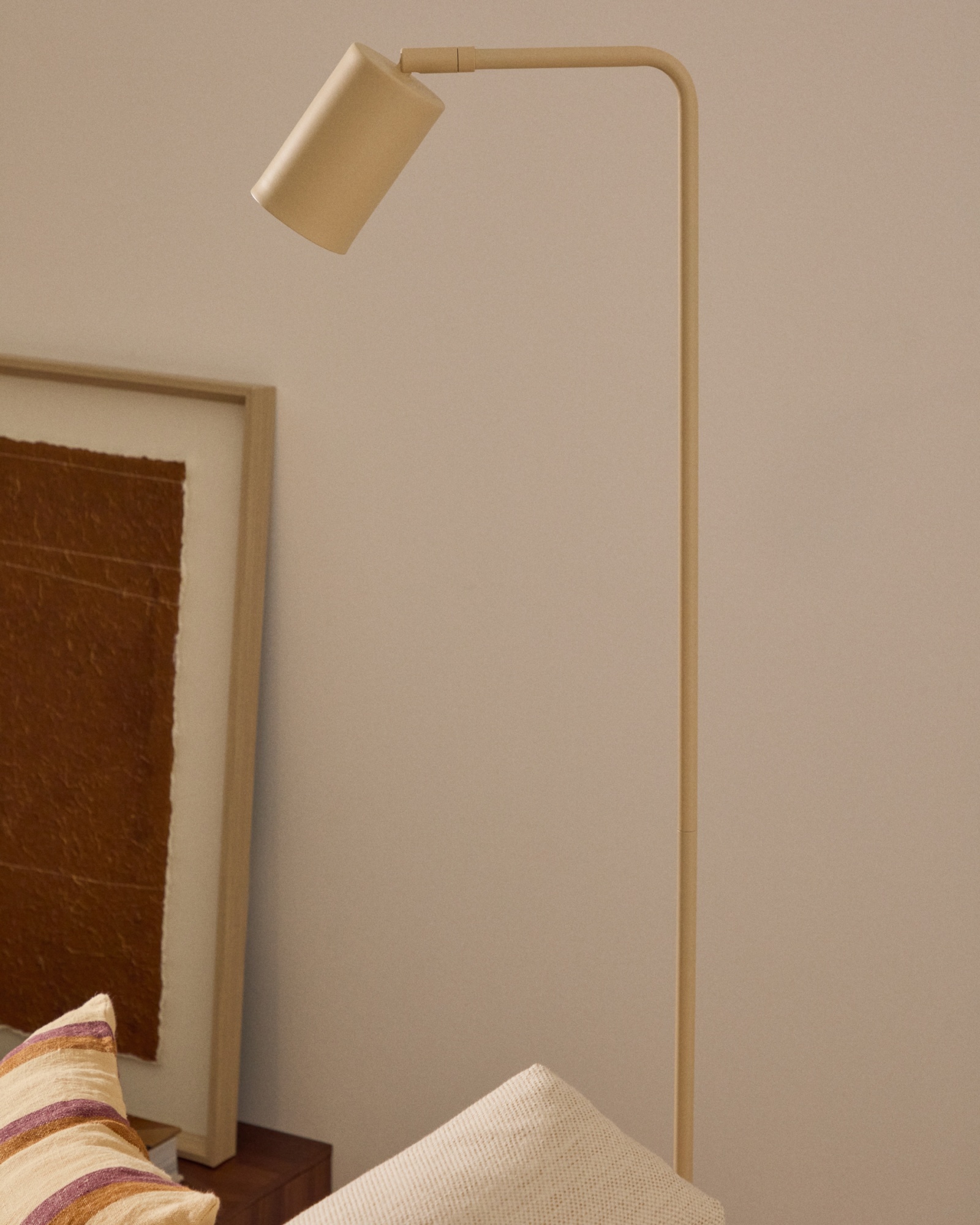 Торшер Manie из металла с бежевой текстурированной отделкой La Forma (ex Julia Grup)