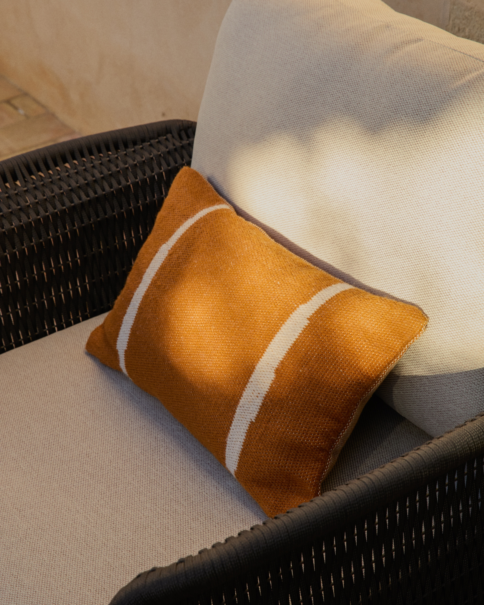 Чехол для подушки Daila оранжевого цвета 100% ПЭТ с рисунком в стиле икат 30 x 50 см La Forma 481381