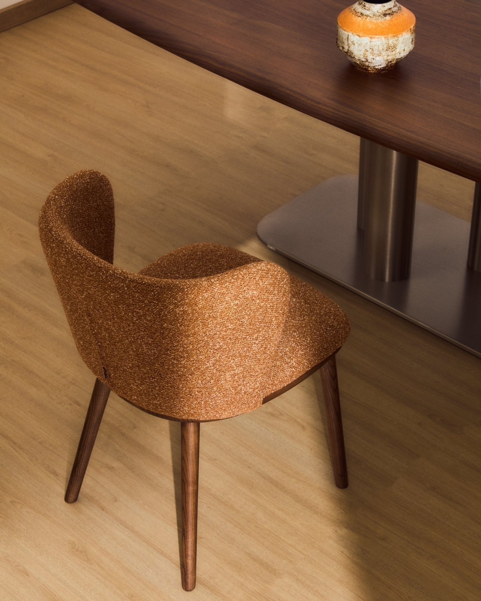 Стул Ciselia из терракотового шенилла с ножками из ясеня в отделке орех La Forma 463513