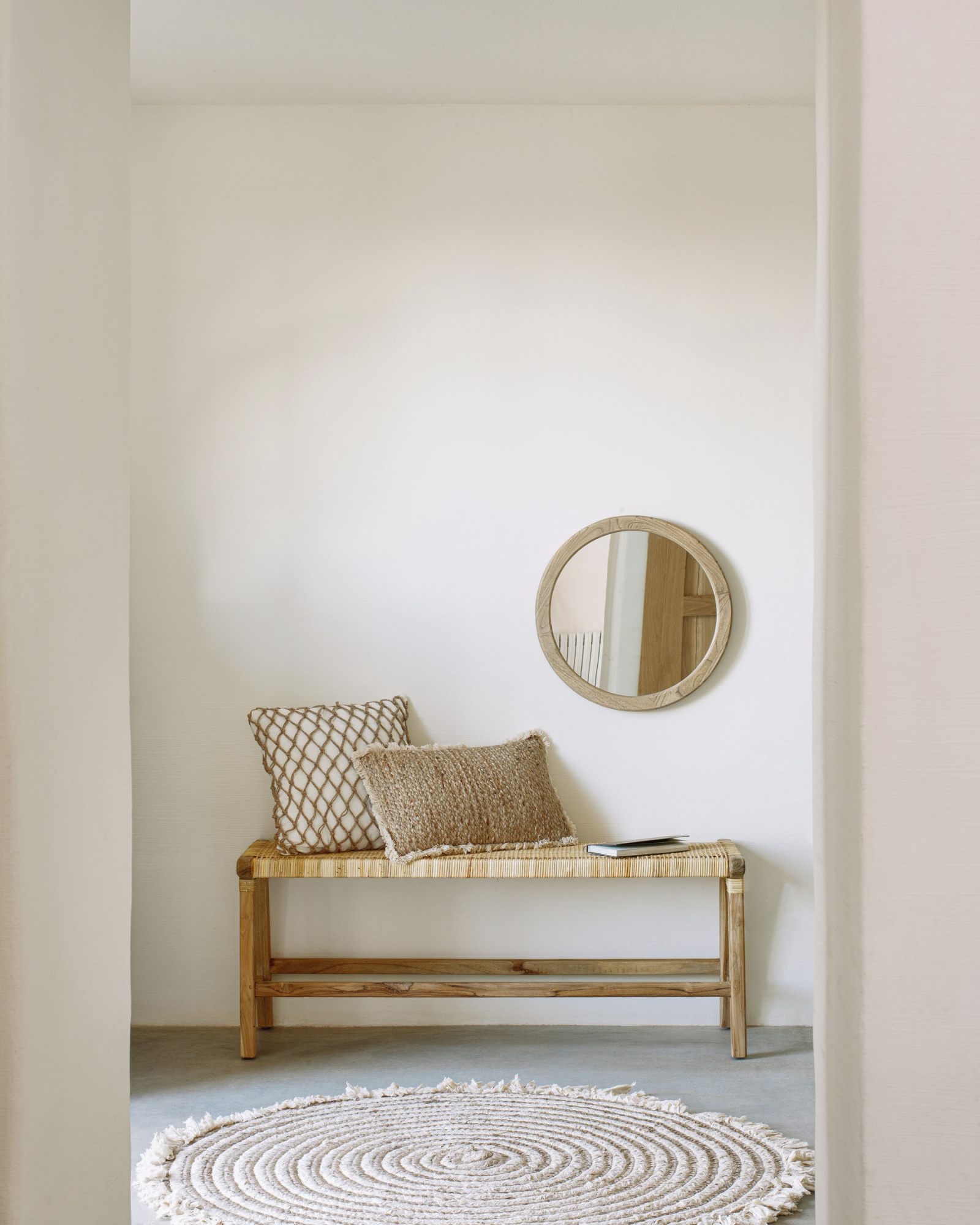 Круглое зеркало Alum из массива минди 50 см La Forma 101071