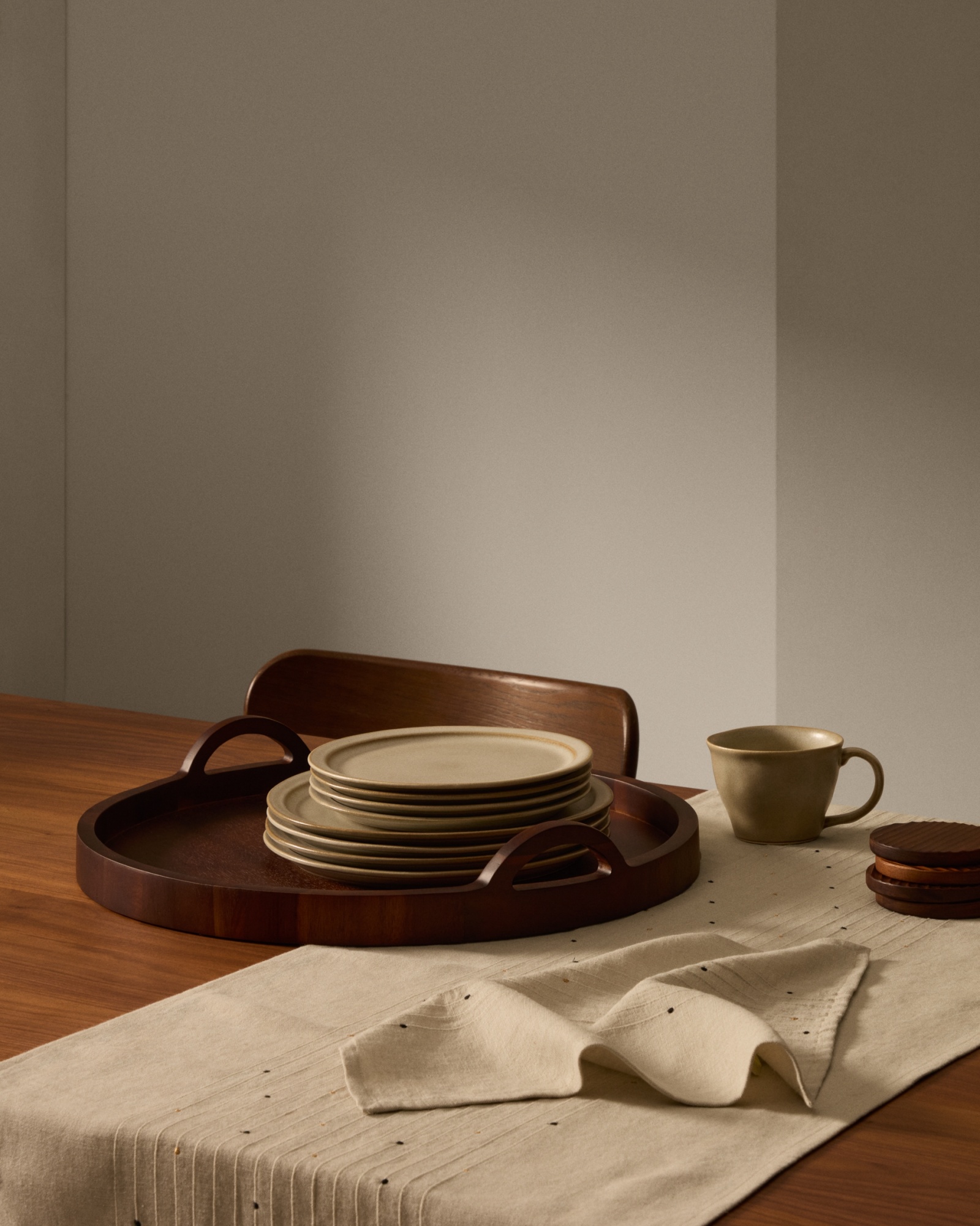 Поднос Zoa из акации в темной отделке FSC 100% La Forma (ex Julia Grup)