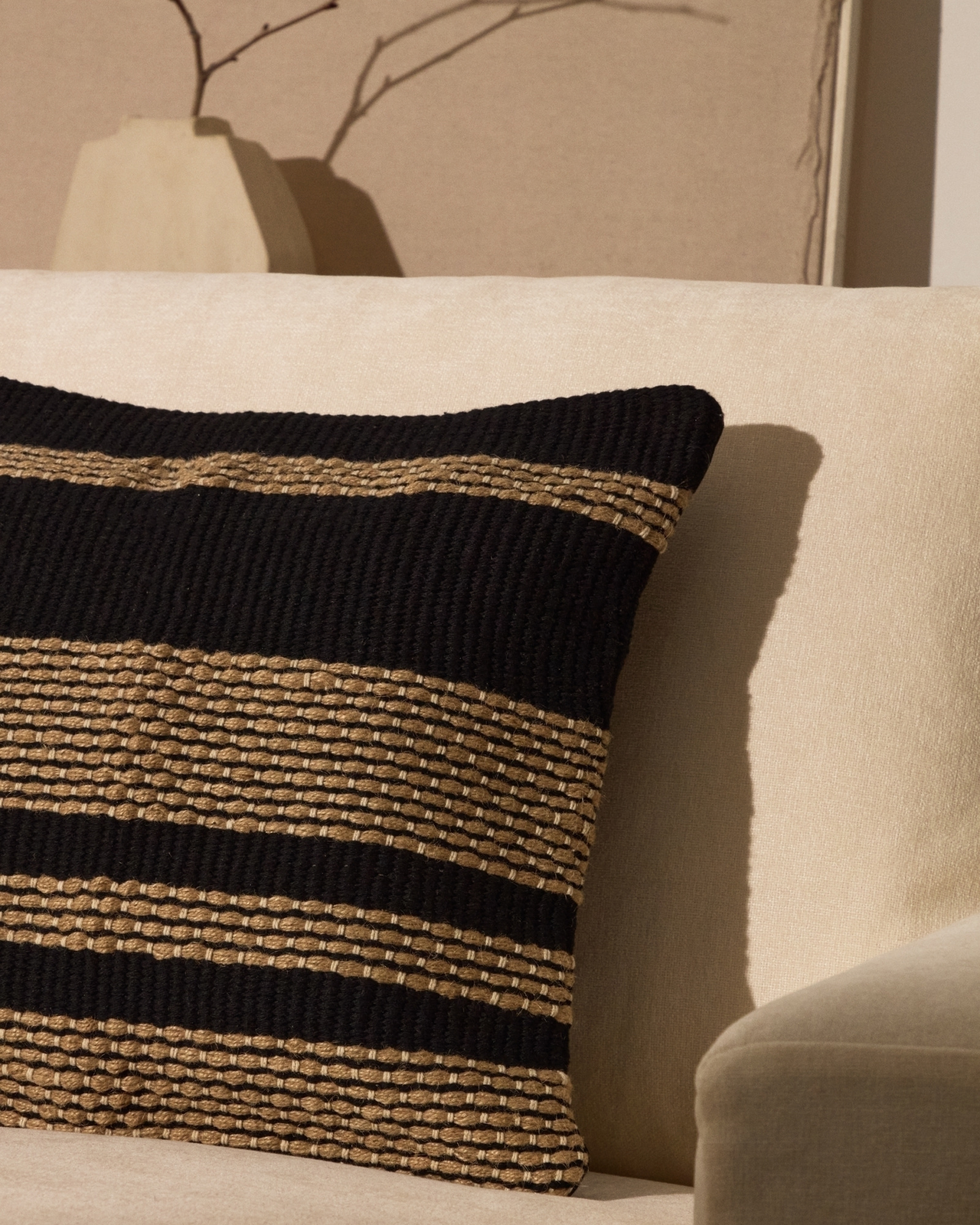 Чехол для подушки Aylin из хлопка черного цвета и вышивкой из джута 50 x 50 см La Forma (ex Julia Grup)