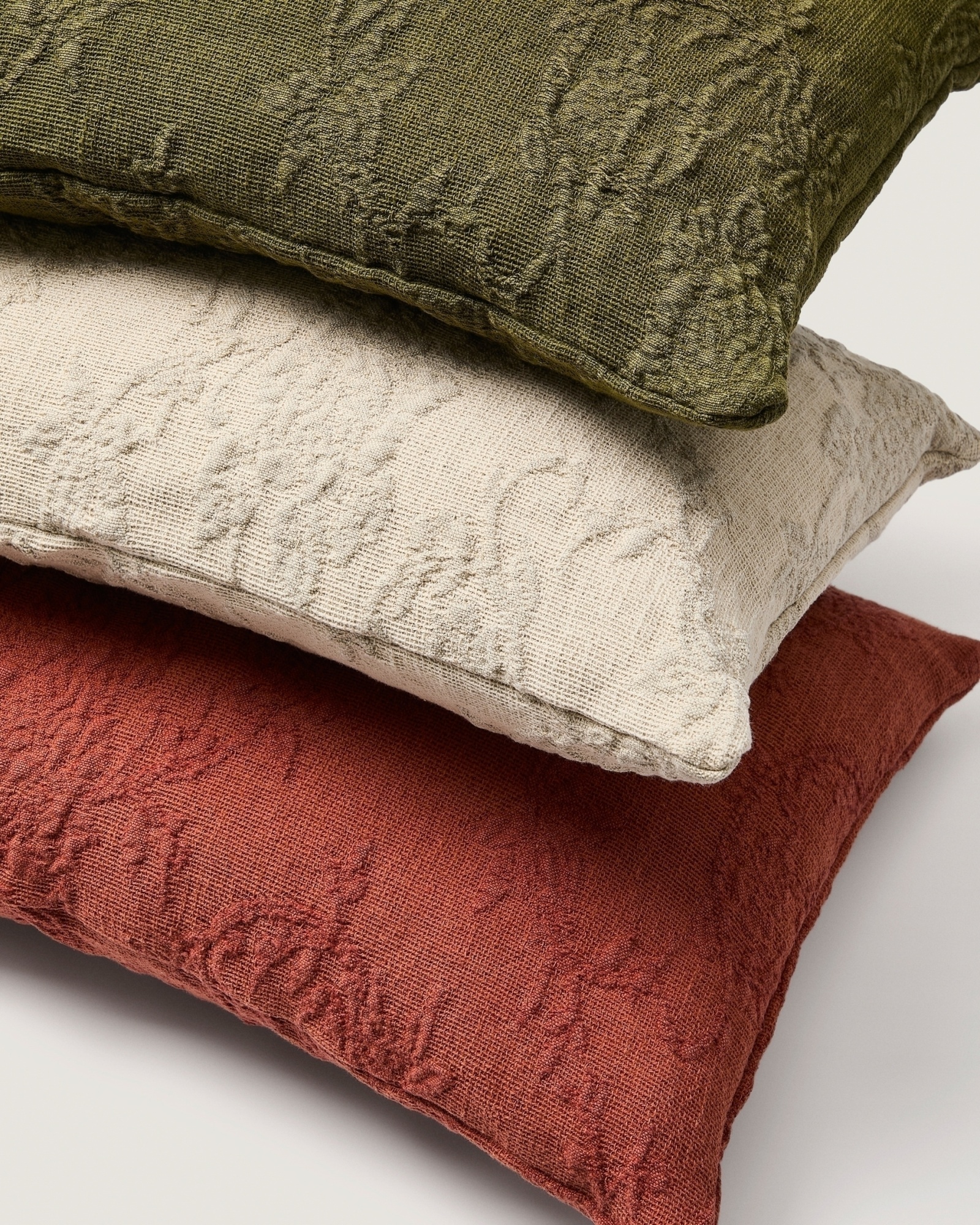 Чехол на подушку Velina из зеленого льняного жаккарда с узором 30 x 50 см La Forma (ex Julia Grup)