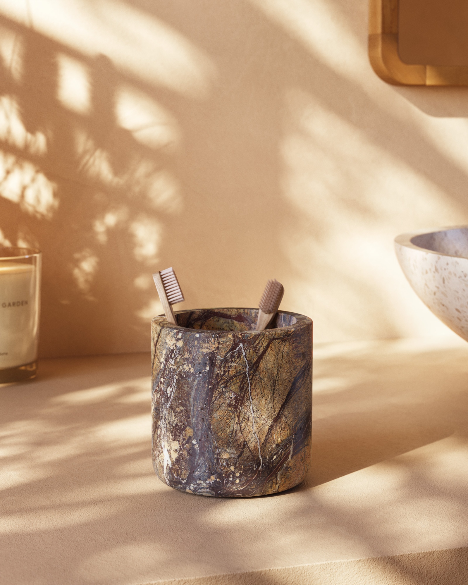 Стакан для зубных щеток Spalsh из бежевого мрамора La Forma (ex Julia Grup)