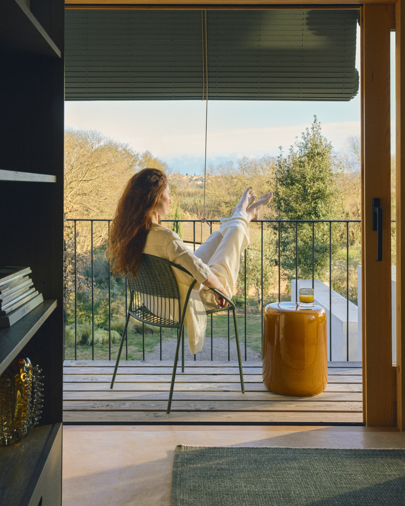 Уличный приставной столик Mesquida из керамики с горчичной глазурью 35 см La Forma 482305