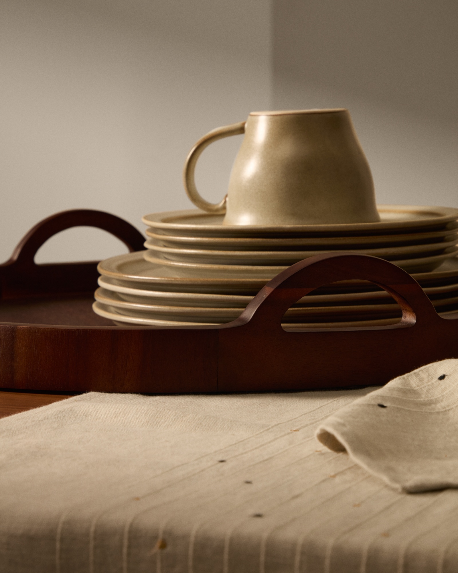 Поднос Zoa из акации в темной отделке FSC 100% La Forma (ex Julia Grup)