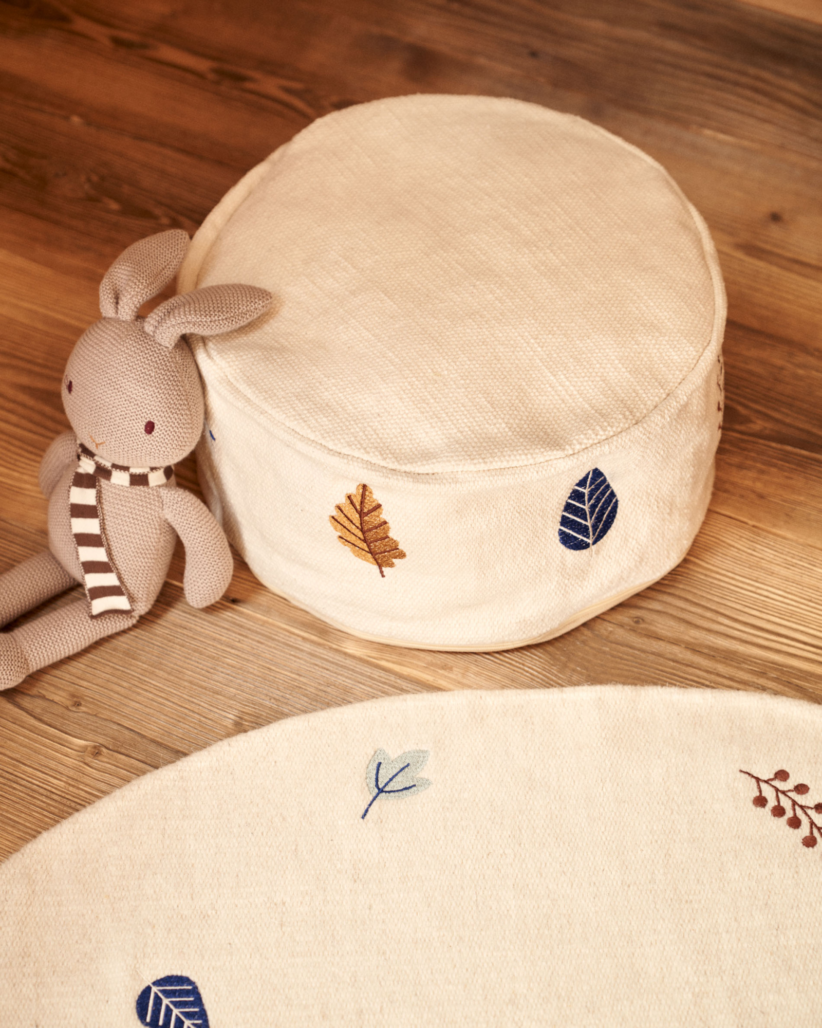 Пуф Yanil из 100% белого хлопка с разноцветной вышивкой Ø 40 см La Forma 177835