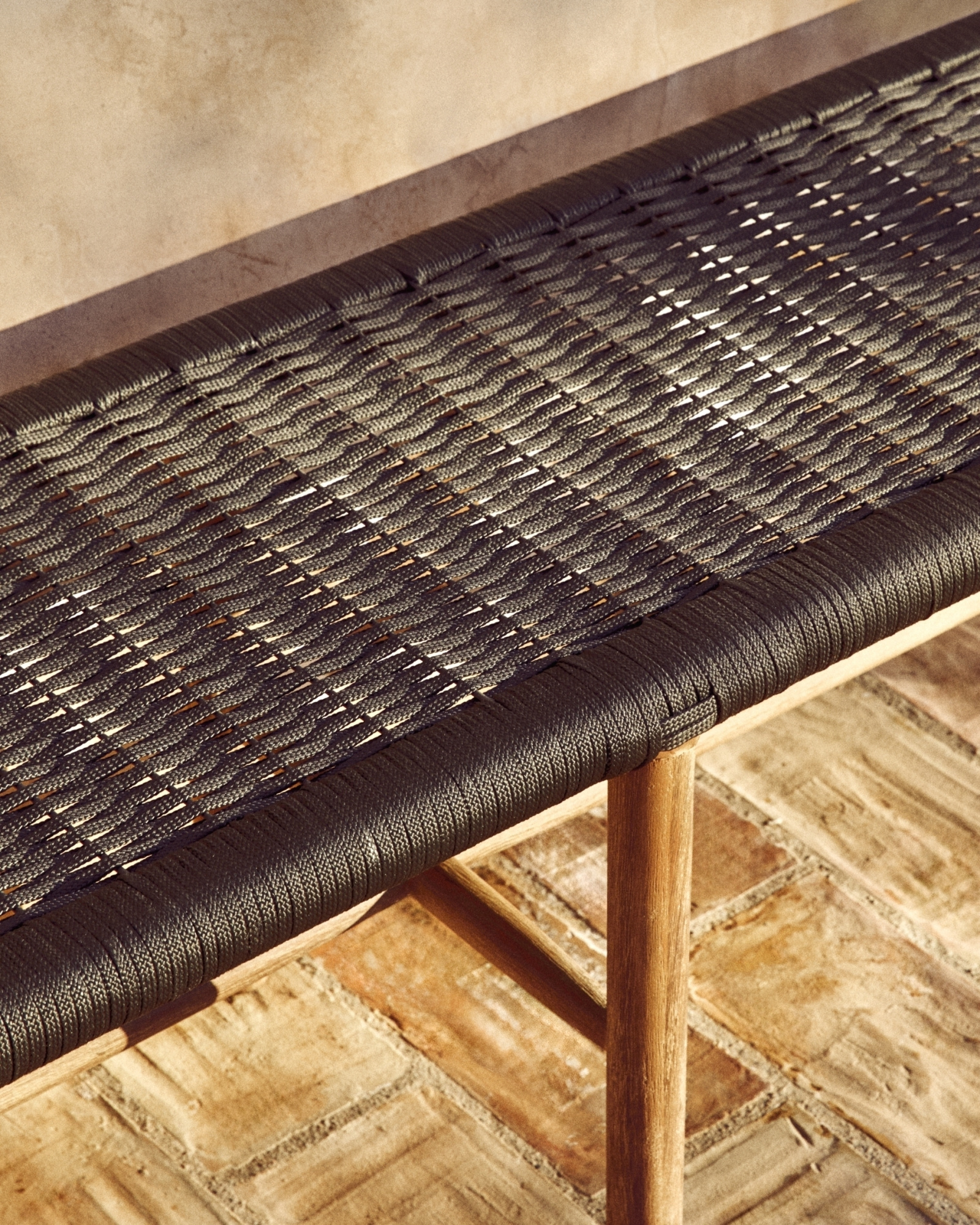 Скамейка Alipa из массива акации и веревки темно-серого цвета La Forma 481353