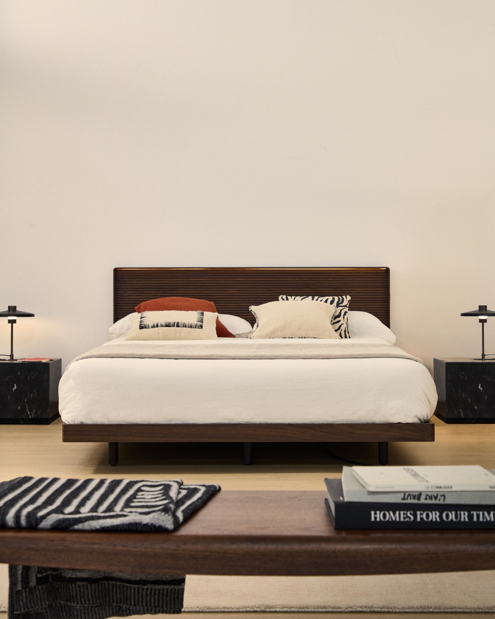 Изголовье Norlen из орехового шпона с темной отделкой LED 60 x 200 см La Forma (ex Julia Grup)