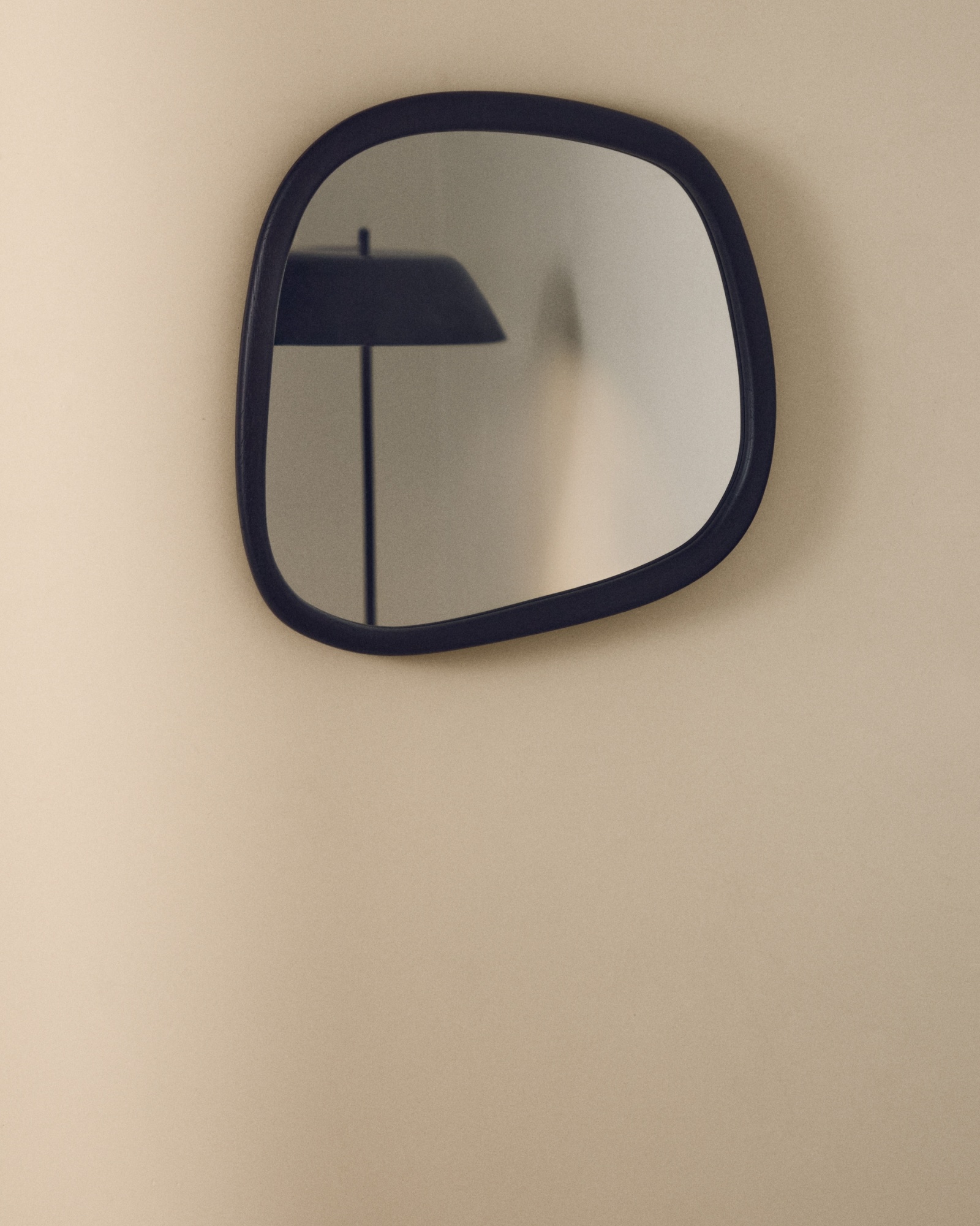 Зеркало из тикового дерева Alura черного цвета 45,5 x 47 см La Forma (ex Julia Grup)