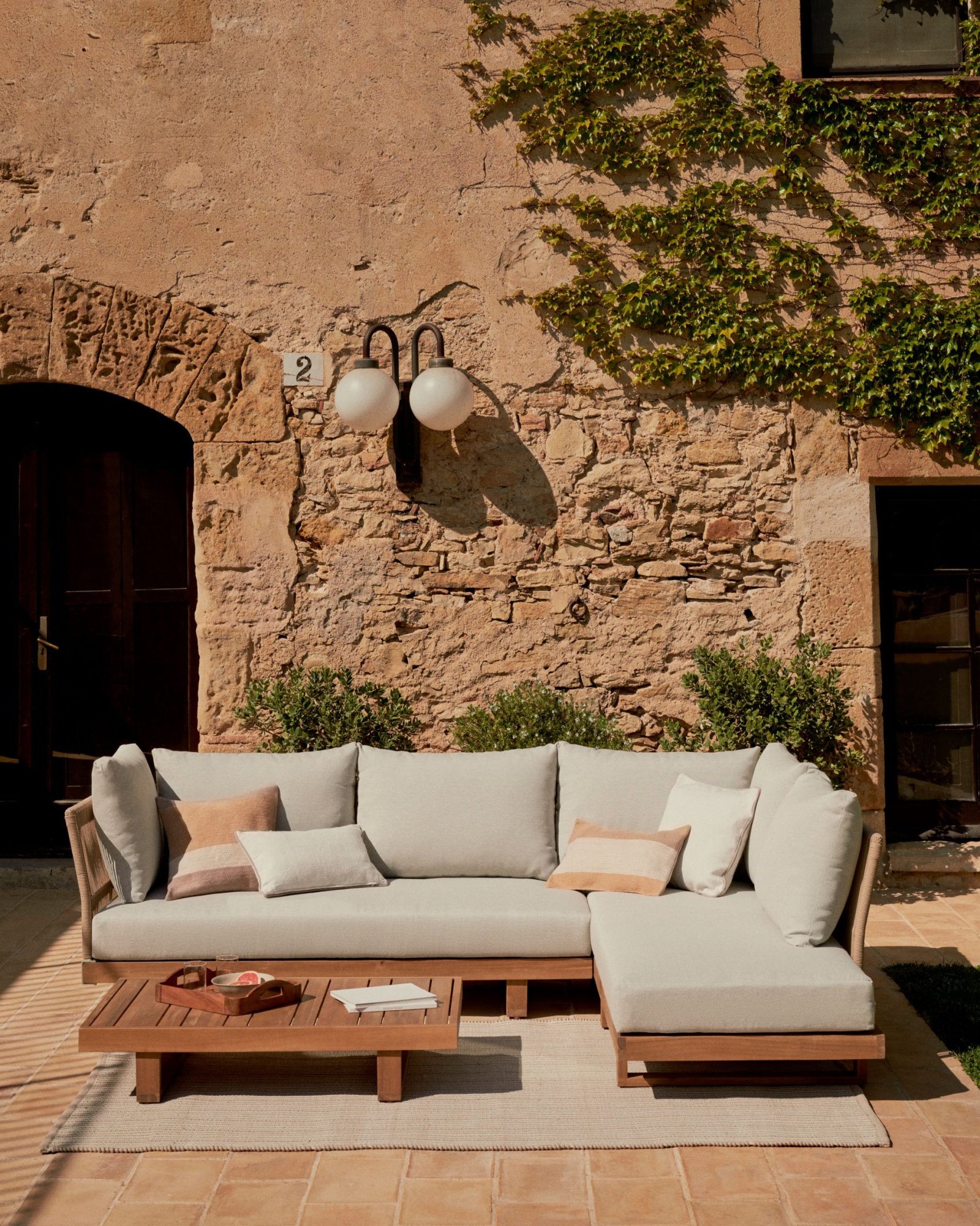 Raco 5-местный угловой диван и журнальный столик из массива акации La Forma (ex Julia Grup)