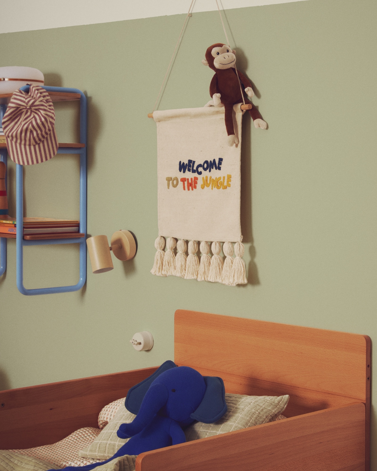 Настенный гобелен из хлопка Tandani бежевого цвета с разноцветными буквами и бахромой, 40 x 50 см La Forma (ex Julia Grup)