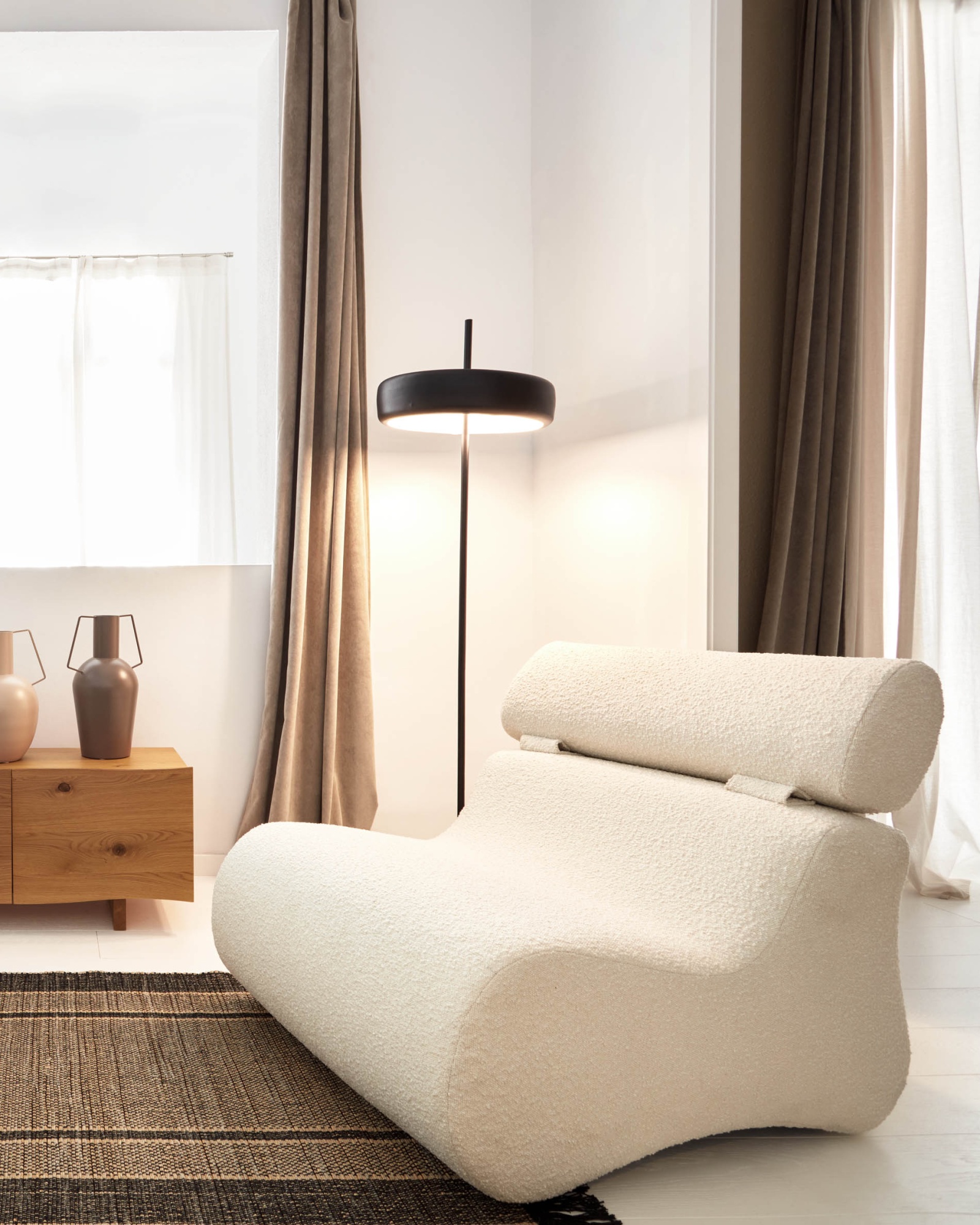 Кресло Club из белой ткани букле La Forma (ex Julia Grup) Кресло Club из белой ткани букле La Forma (ex Julia Grup)