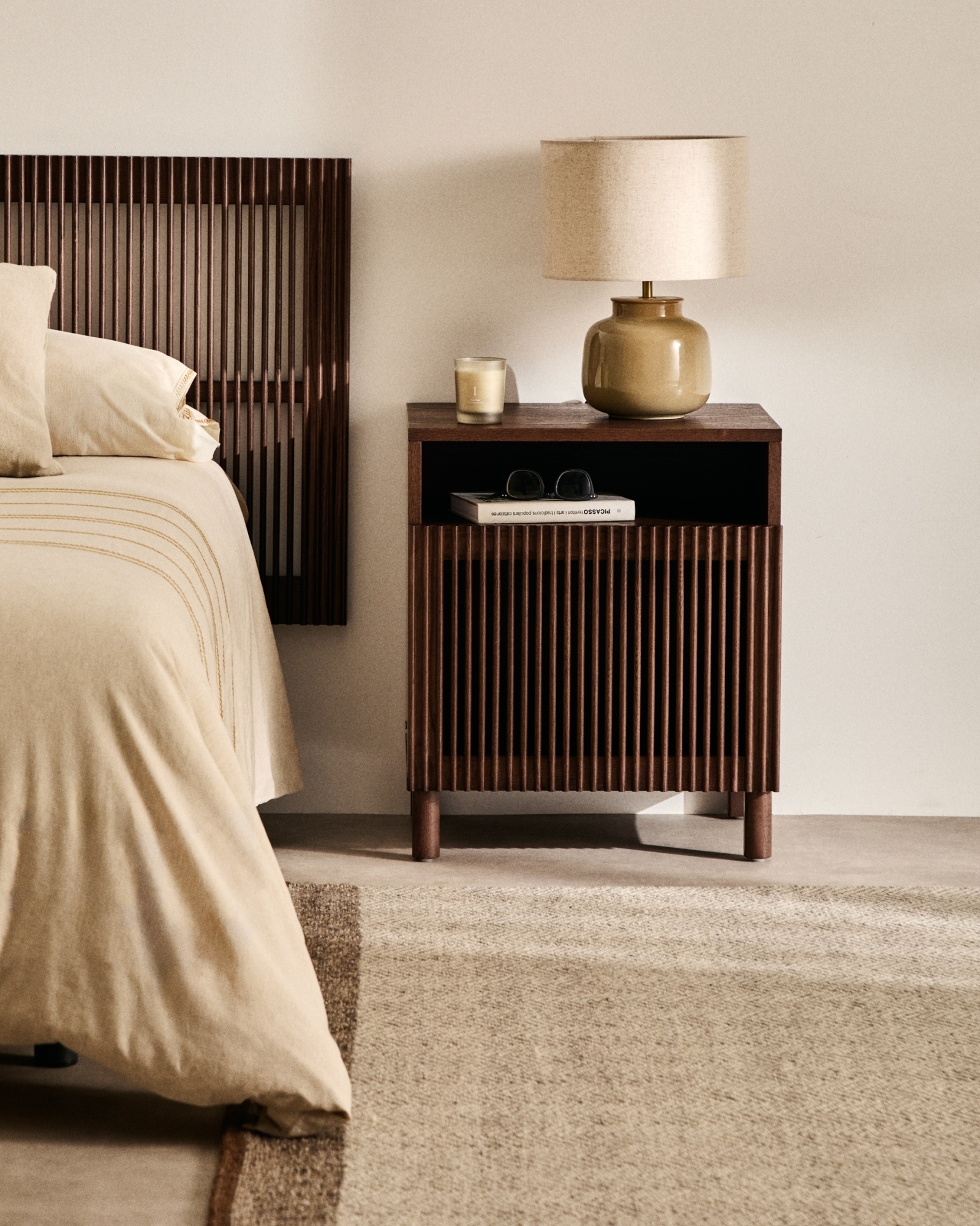 Прикроватная тумбочка Beyla из ясеня с отделкой под орех La Forma (ex Julia Grup)