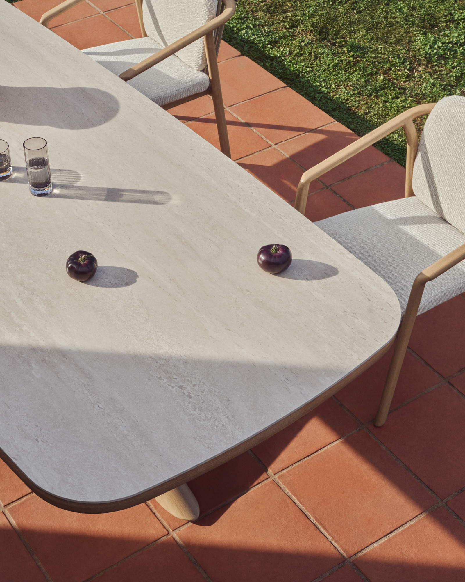 Уличный стол Mirtia из алюминия с отделкой под дерево и кремового спеченного камня, 240 x 110 см La Forma 482311