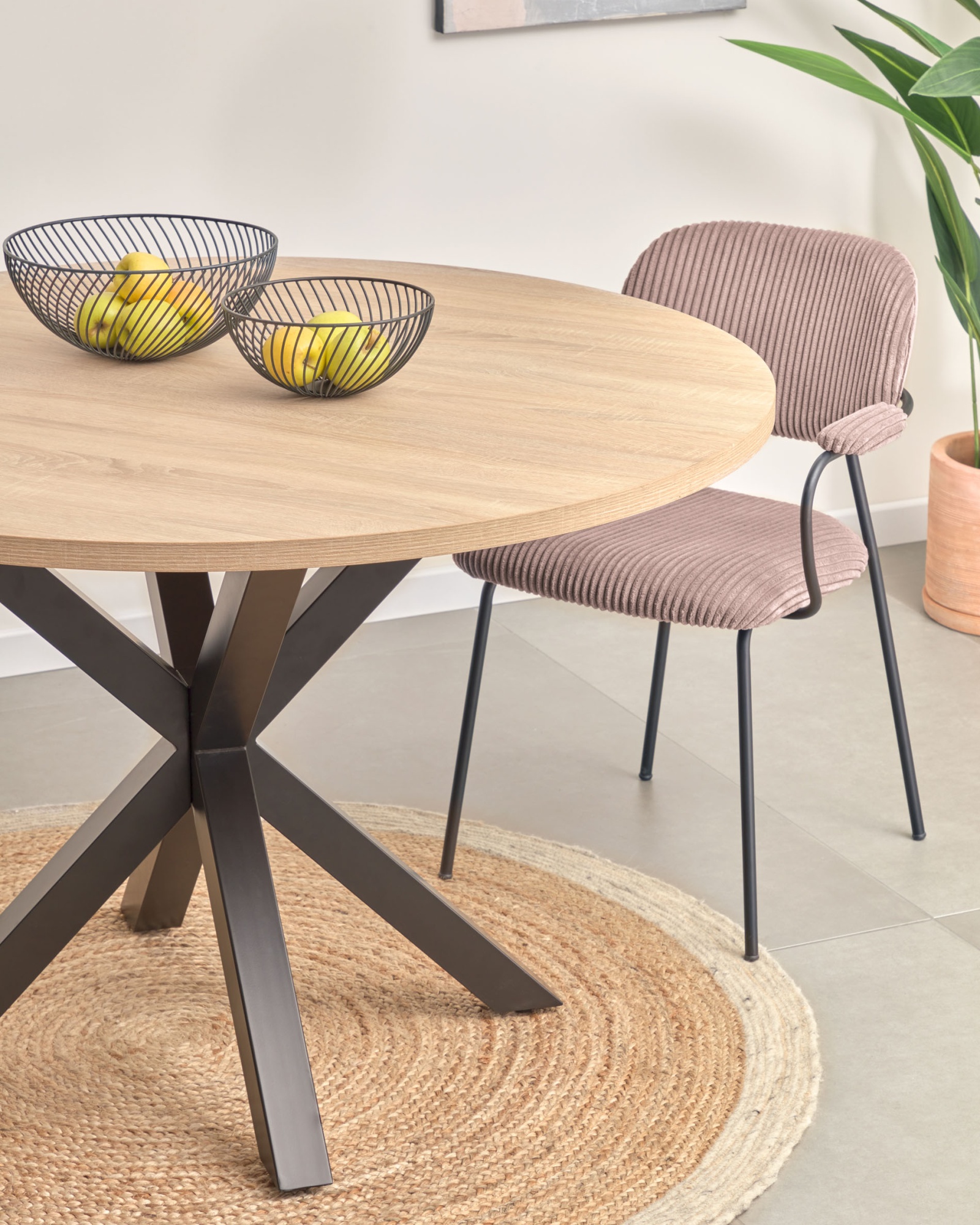 ARYA Стол  Ø 119 с бежевой столешницей с отделкой из меламина на стальных ножках с черной отделкой La Forma (ex Julia Grup)