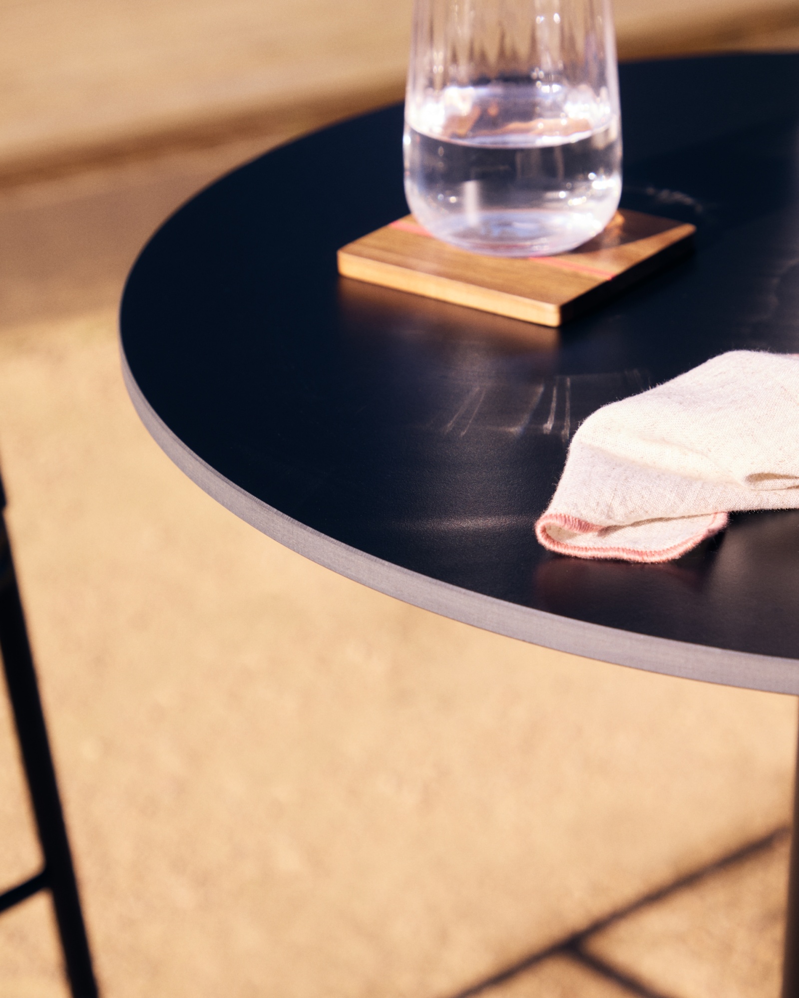 Esilda высокий круглый садовый стол черный с черной металлической основой Ø 60x96 см La Forma (ex Julia Grup)