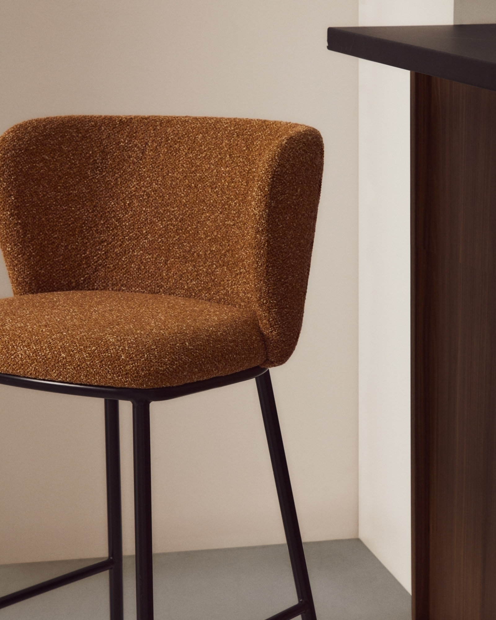 Полубарный стул Ciselia из терракотового шенилла с ножками из черной стали La Forma 463539