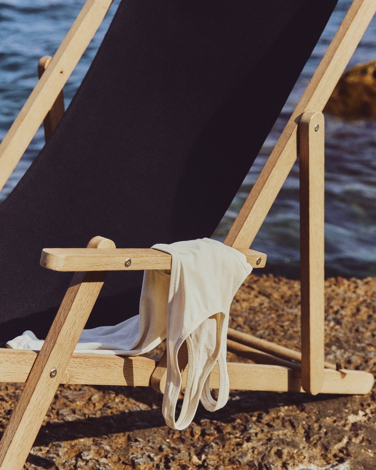 Складное кресло Vilara для улицы из акации и текстиля черного цвета La Forma (ex Julia Grup)