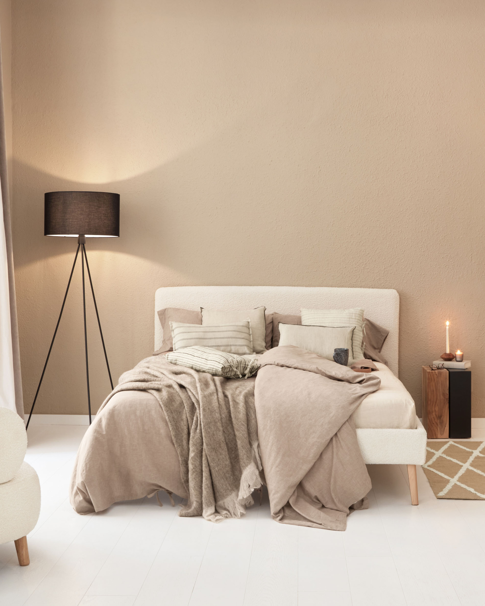 Кровать Lydia из ткани букле белого цвета на ножках из массива бука 160 x 200 см La Forma 110318