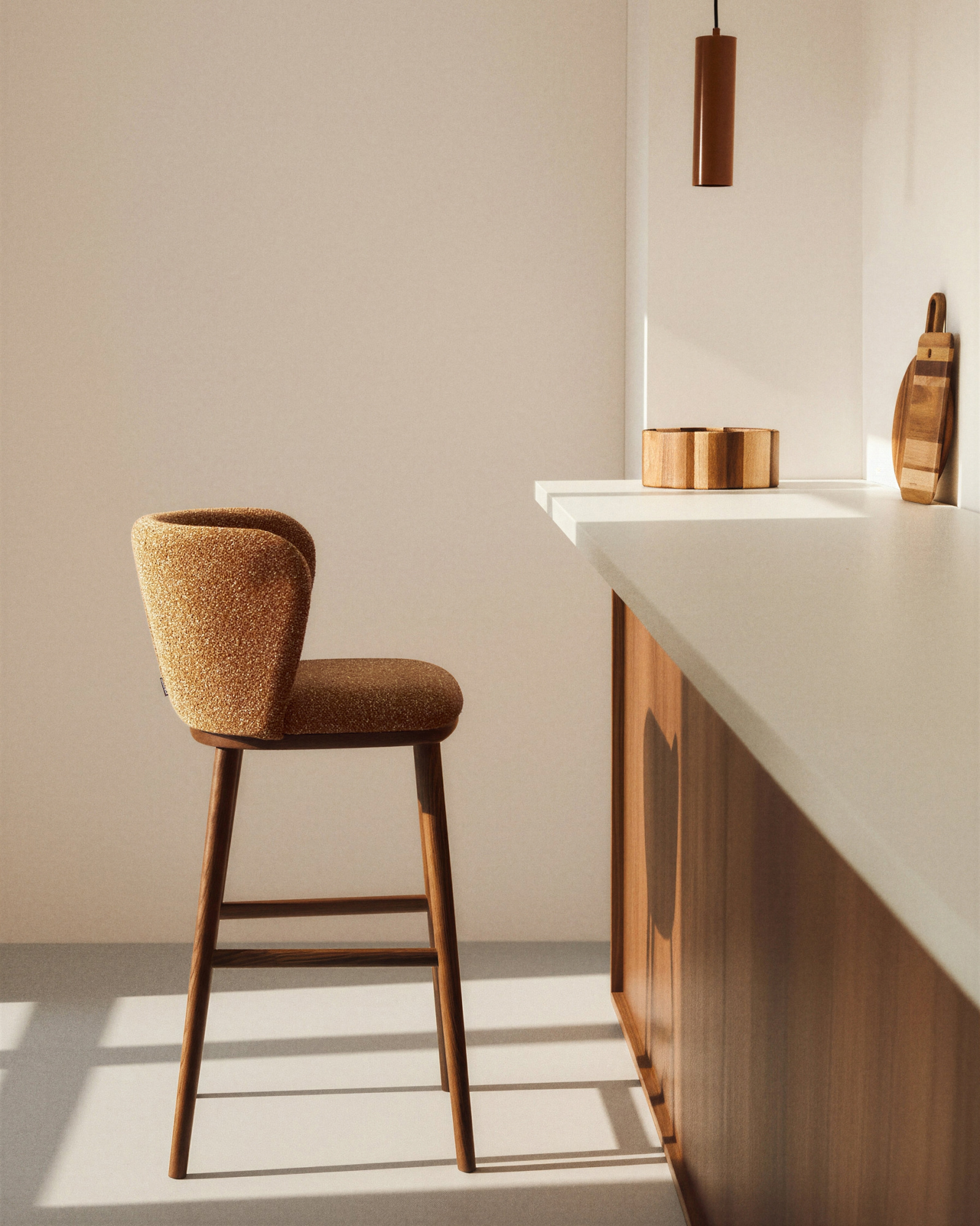 Барный стул Ciselia из терракотового шенилла с ножками из ясеня в отделке орех La Forma 463525