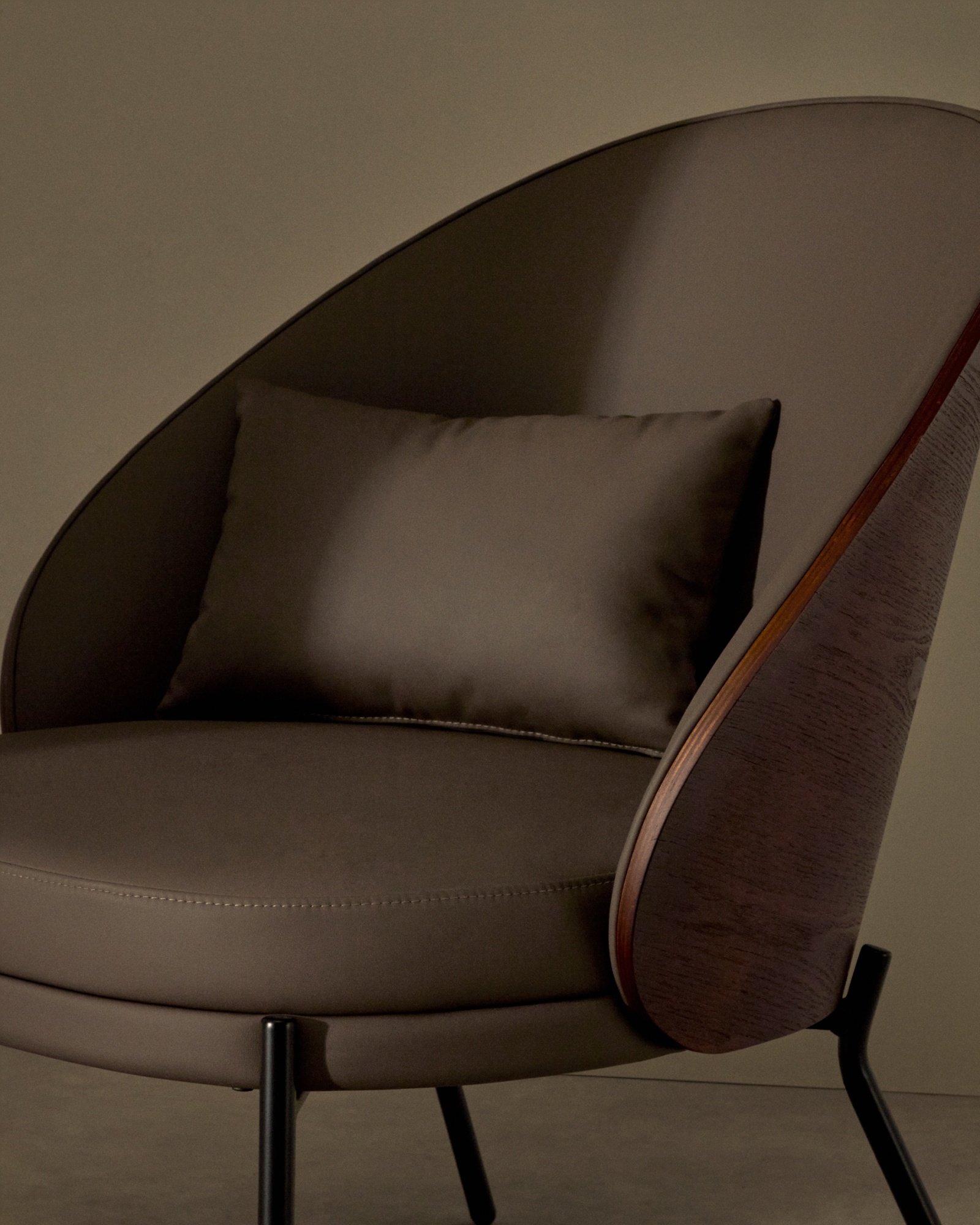 Кресло Eamy из коричневой экокожи, ясеневого шпона с отделкой под орех и черного металла La Forma (ex Julia Grup)