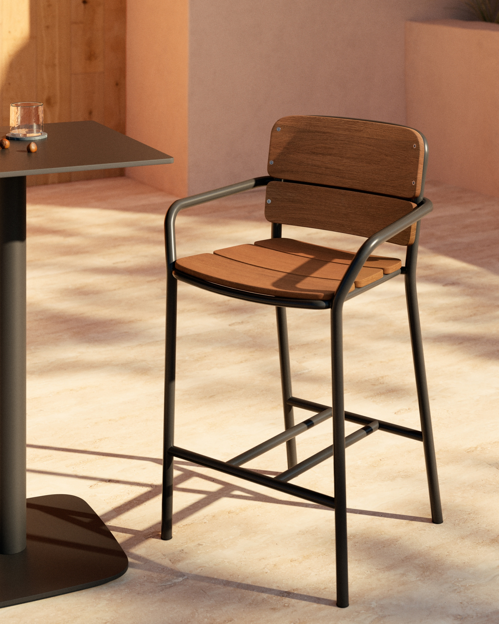 Полубарный стул Algueret из эвкалипта с натуральной отделкой и черного алюминия La Forma (ex Julia Grup)