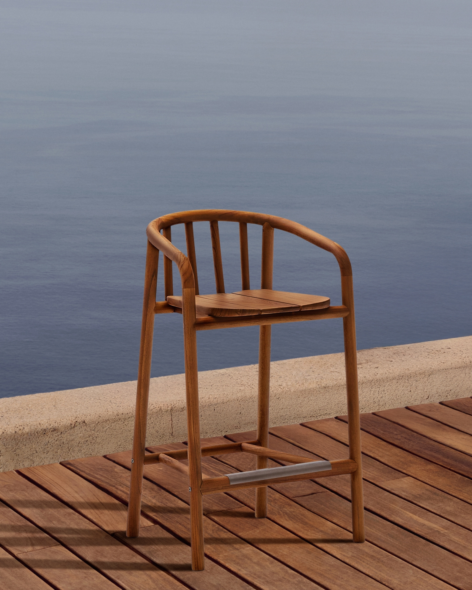 Полубарный стул для улицы Turqueta из дерева, высота 65 см La Forma 262111