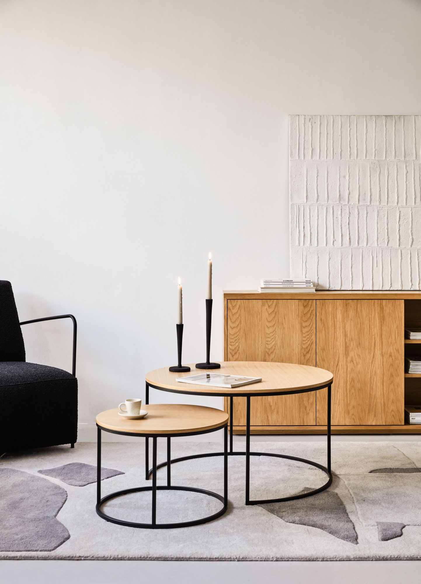 Yoana Набор из 2 столиков из дубового шпона и черного металла Ø 80 см / Ø 50 см La Forma (ex Julia Grup)