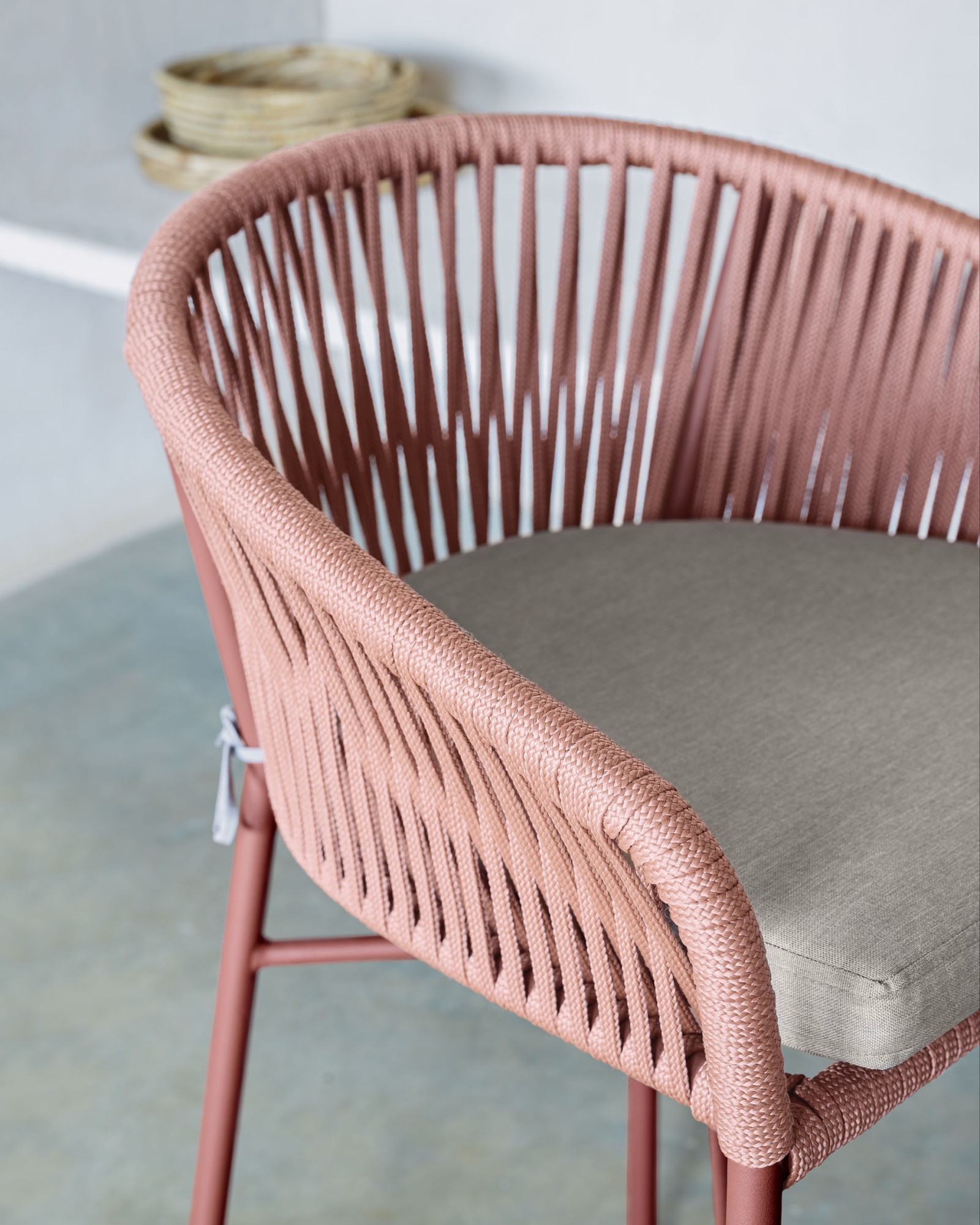 Полубарный стул Yanet из терракотовой веревки La Forma (ex Julia Grup)