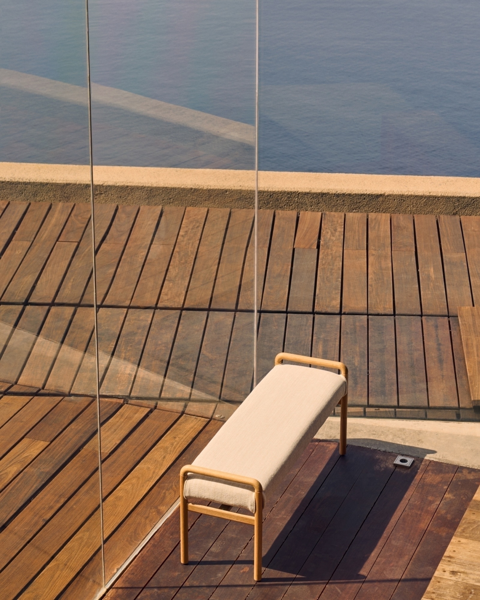 Скамейка Macaret со съемным чехлом из массива дуба с натуральной отделкой 120 см La Forma (ex Julia Grup)