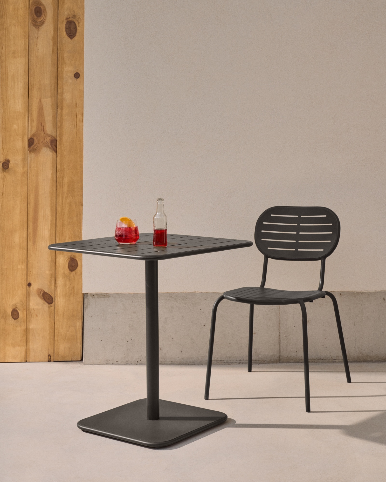 Уличный стол Brai из темно-серой оцинкованной стали 70 x 70 см La Forma (ex Julia Grup)