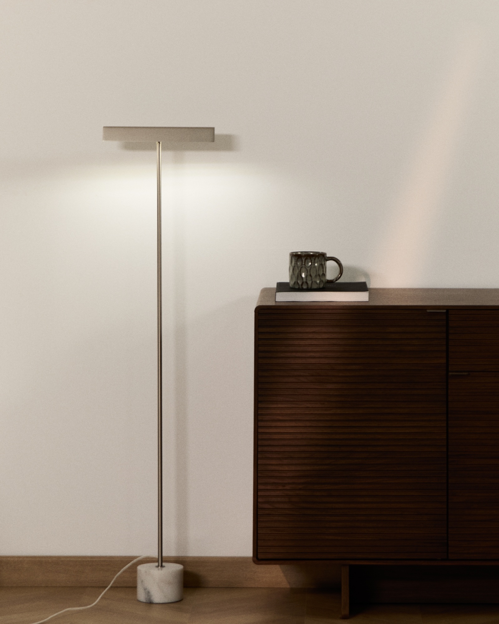 Торшер Lynor из матового металла с основанием из белого мрамора La Forma (ex Julia Grup)