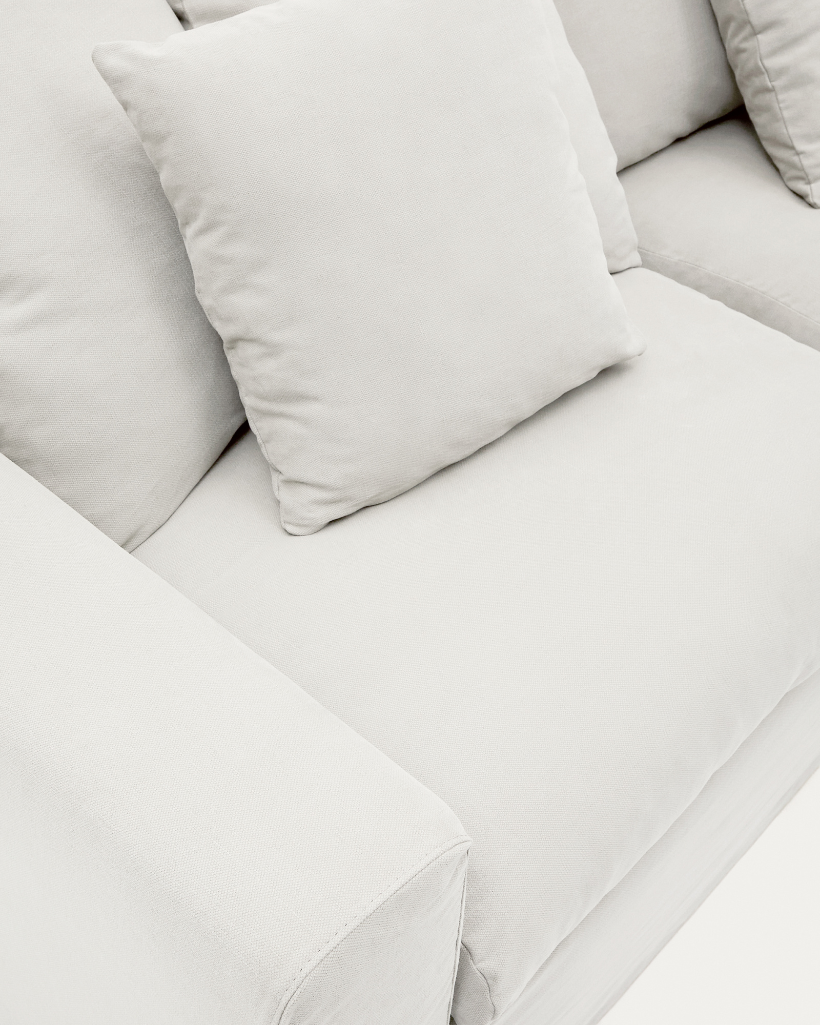 A cver designed to keep your Nora sofa in brand-new condition. Made from linen and cotton fabric, i La Forma 193970