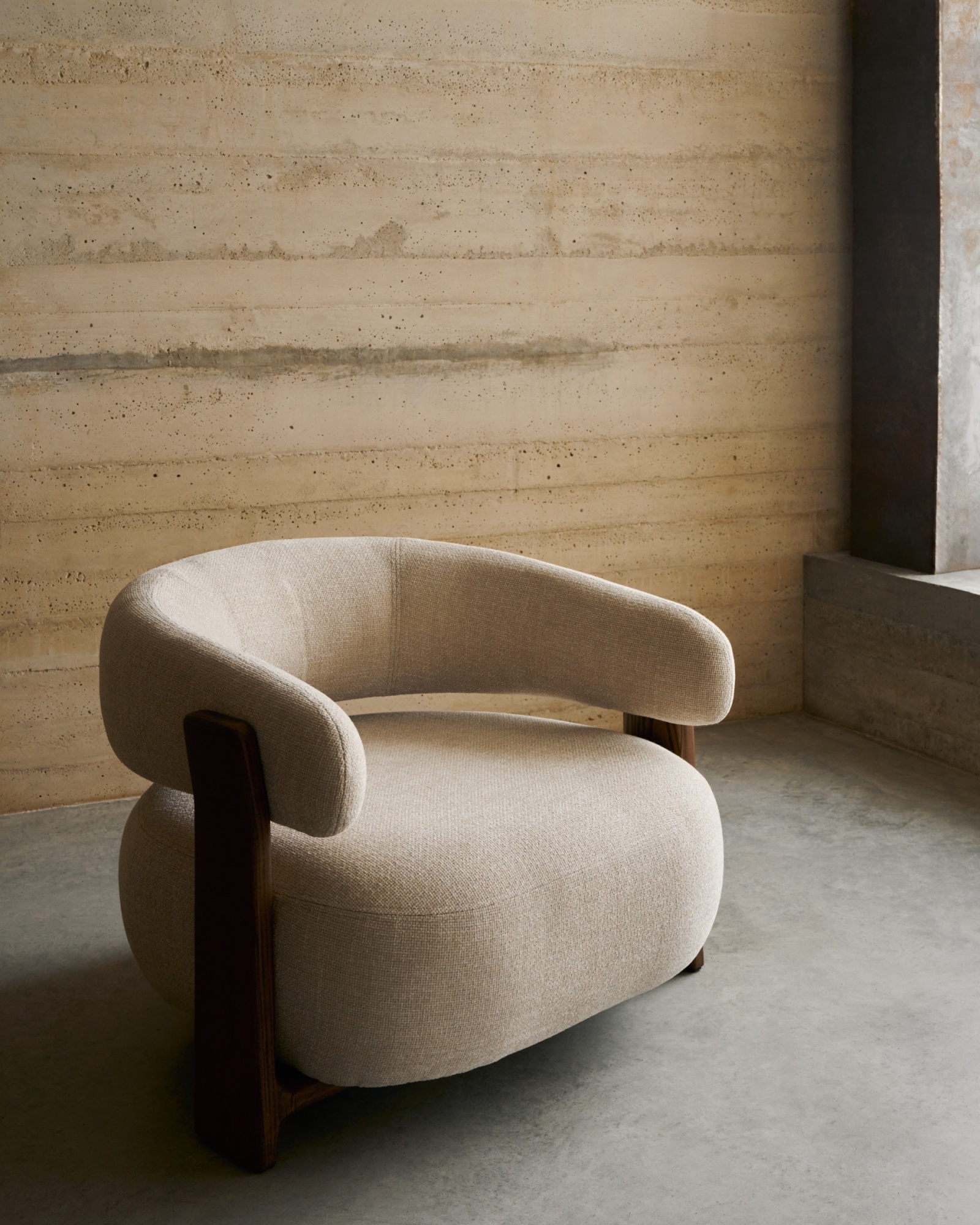 Granite Кресло из бежевого шенилла и массива ясеня в отделке орех La Forma (ex Julia Grup)