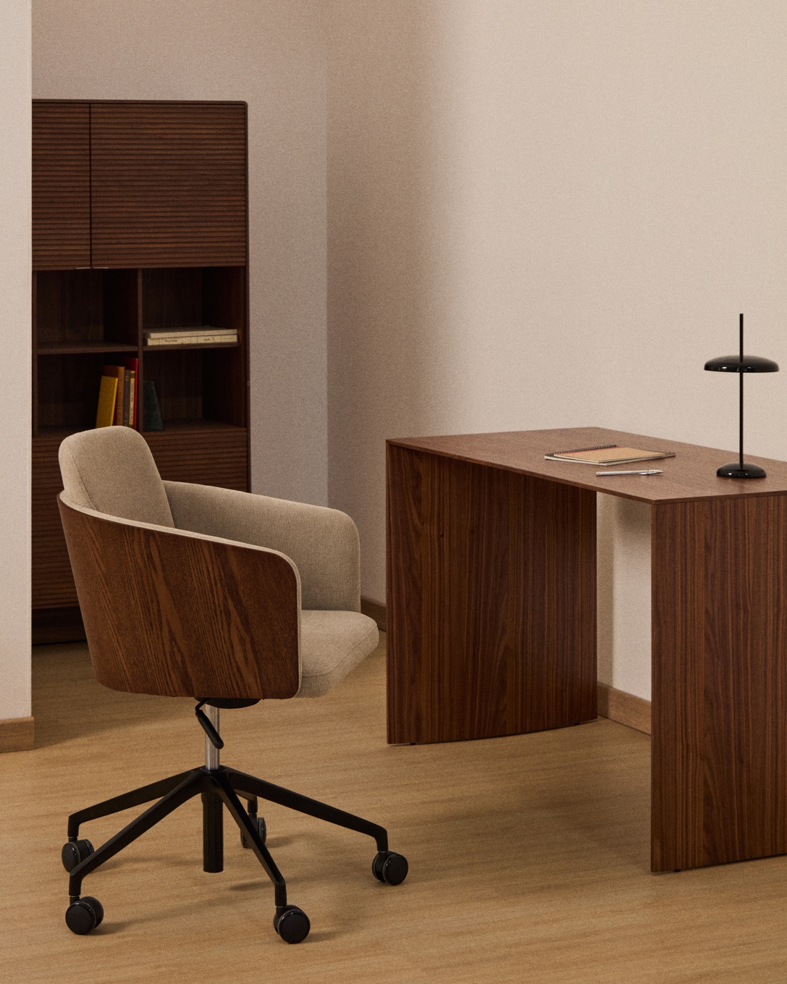 Офисный стул Madai из коричневого шенилла и ясеневого шпона La Forma (ex Julia Grup)