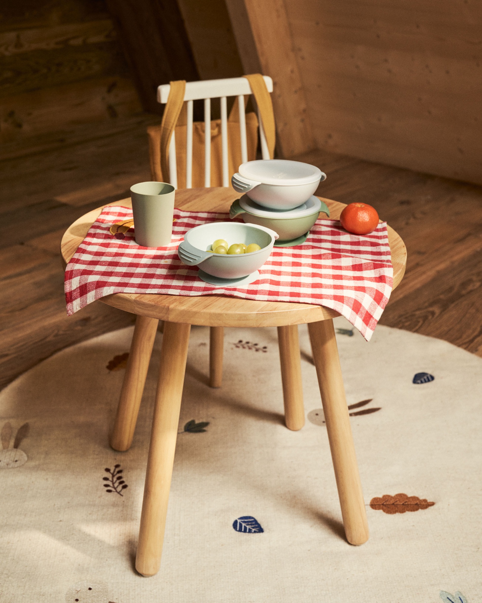 Круглый детский стол Dilcia из массива каучука Ø 55 см La Forma (ex Julia Grup)